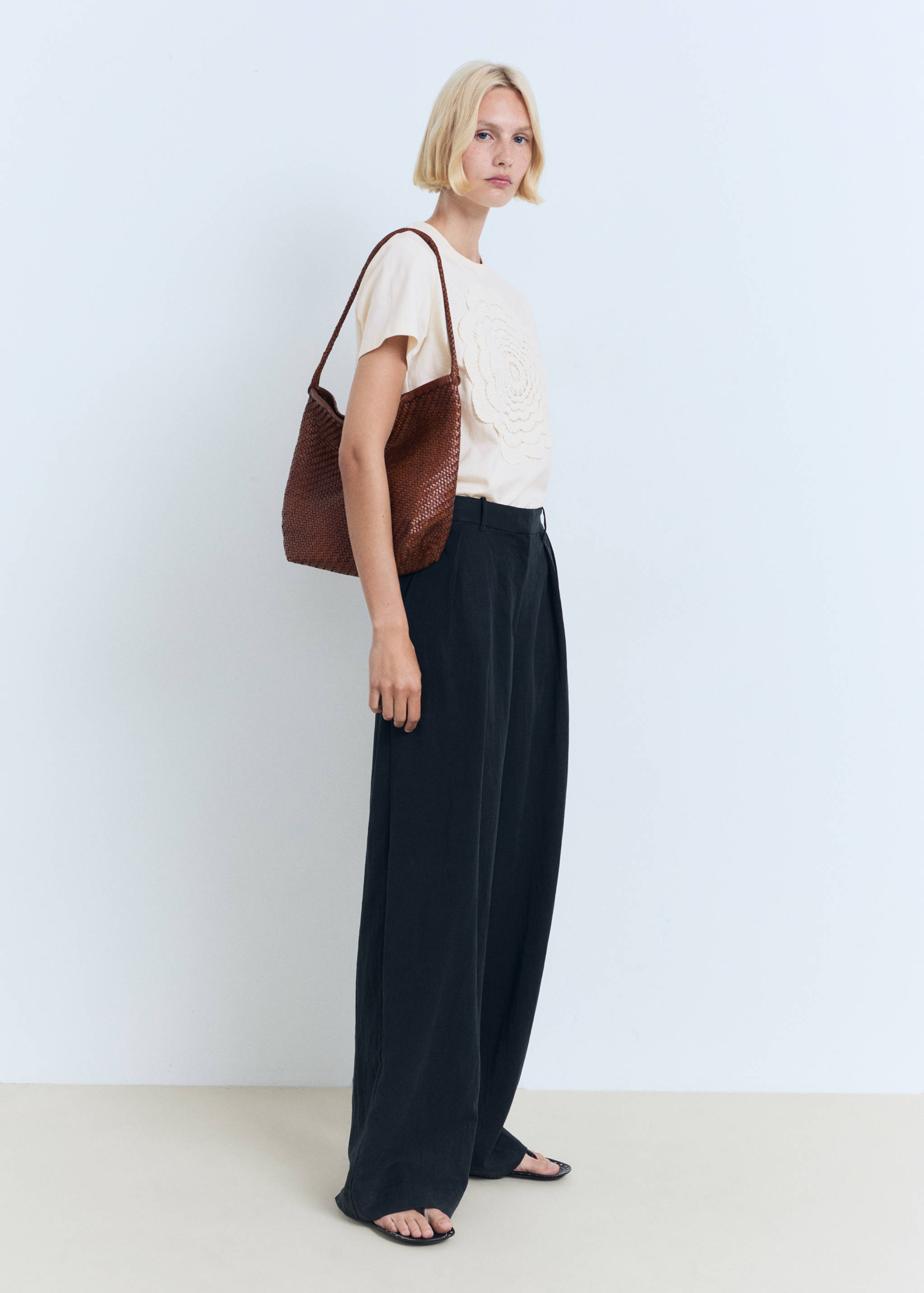 Crochet floral embroidered t-shirt - General plane