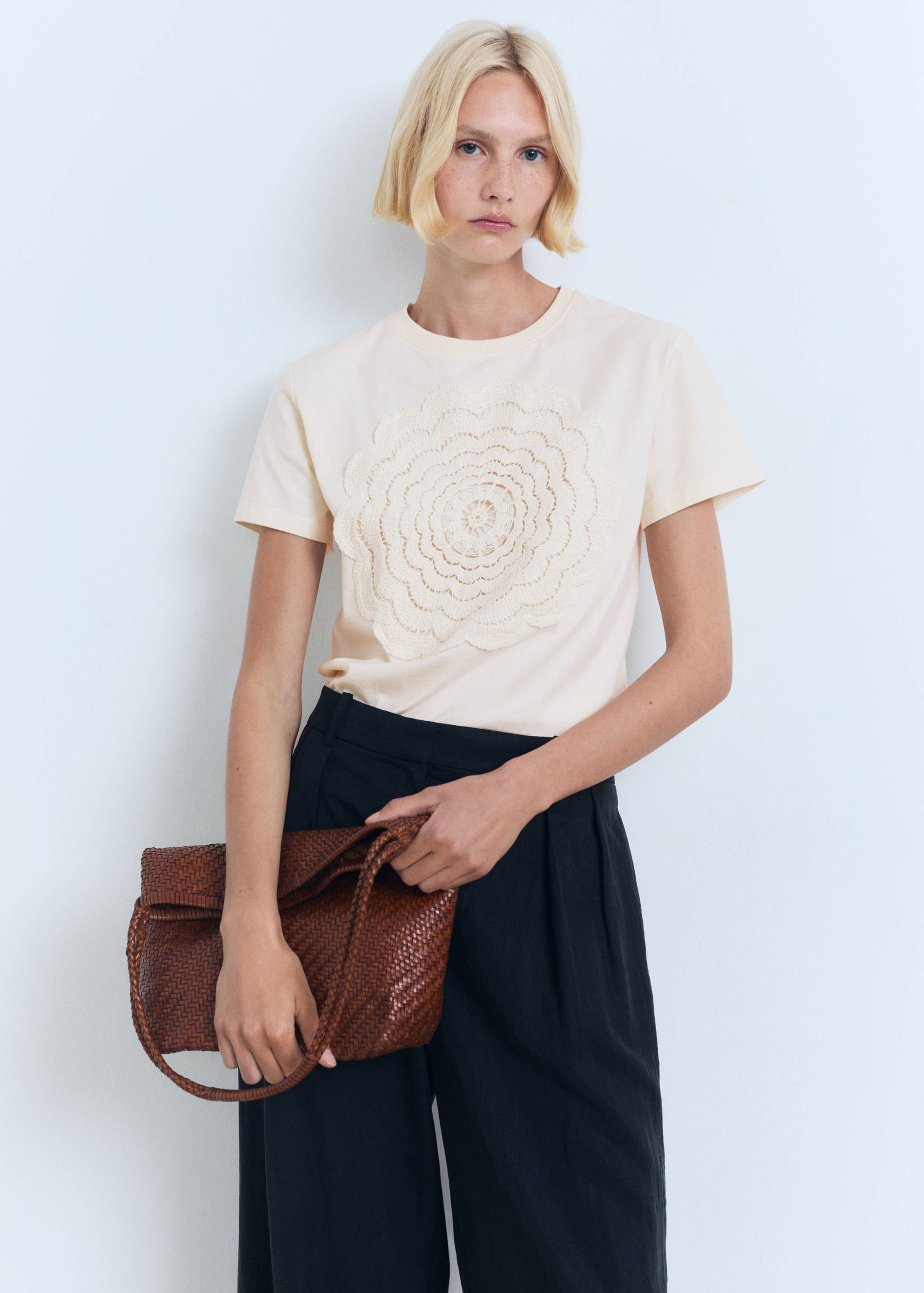 Crochet floral embroidered t-shirt - Medium plane