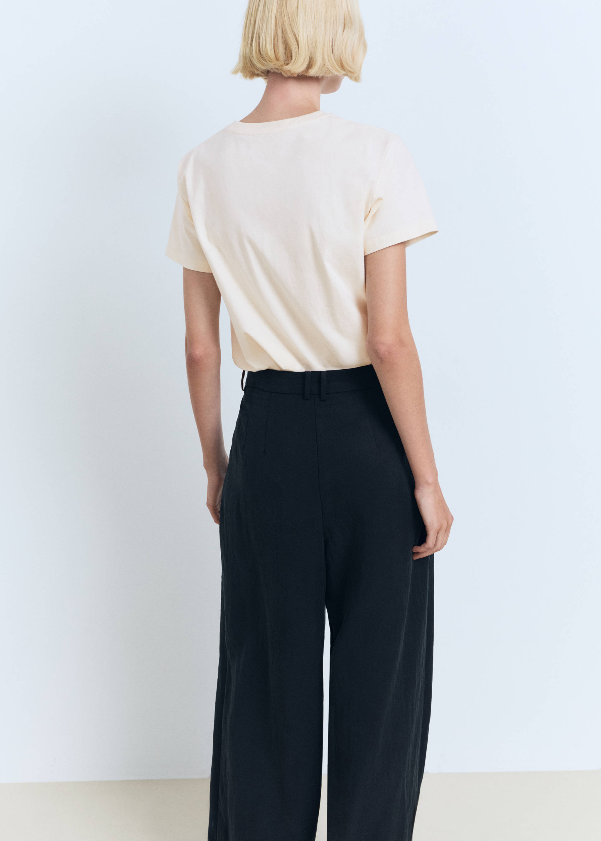 Crochet floral embroidered t-shirt - Reverse of the article