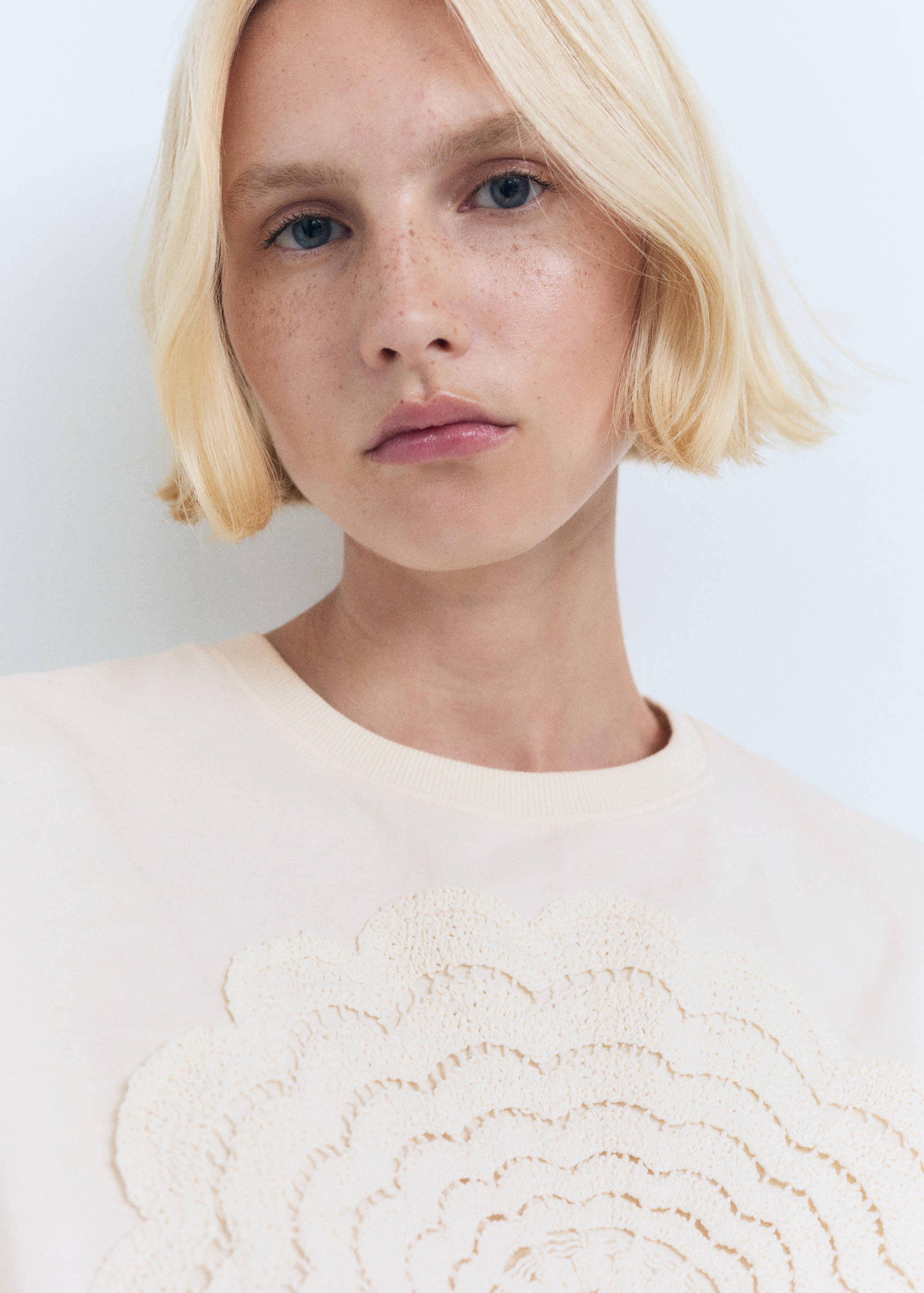 Crochet floral embroidered t-shirt - Details of the article 1