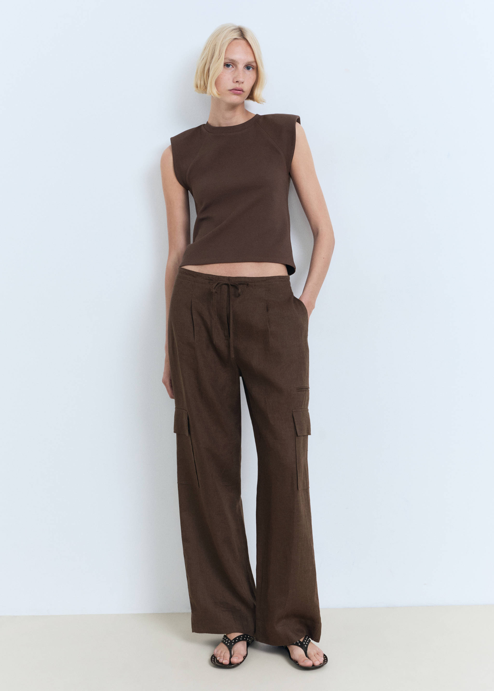 Koszulka z poduszkami na ramionach - Plan ogólny