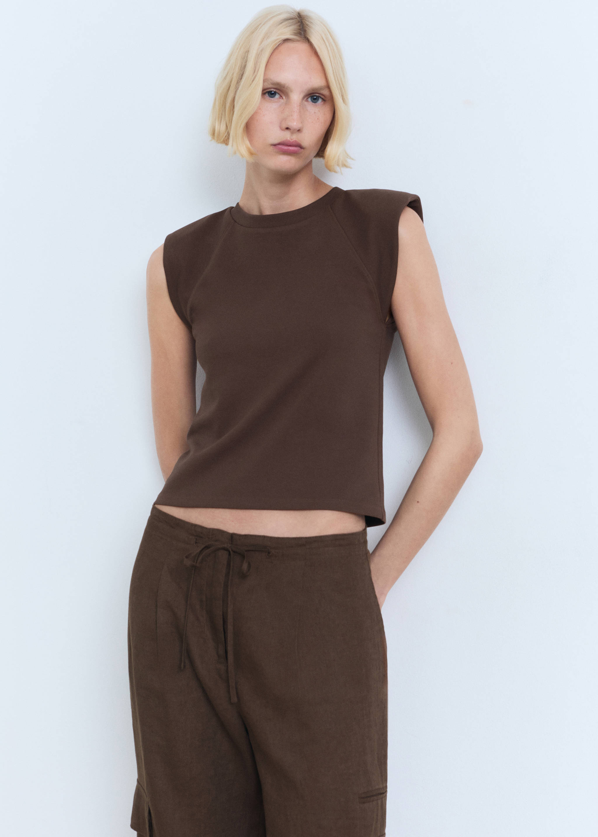 Koszulka z poduszkami na ramionach - Plan średni