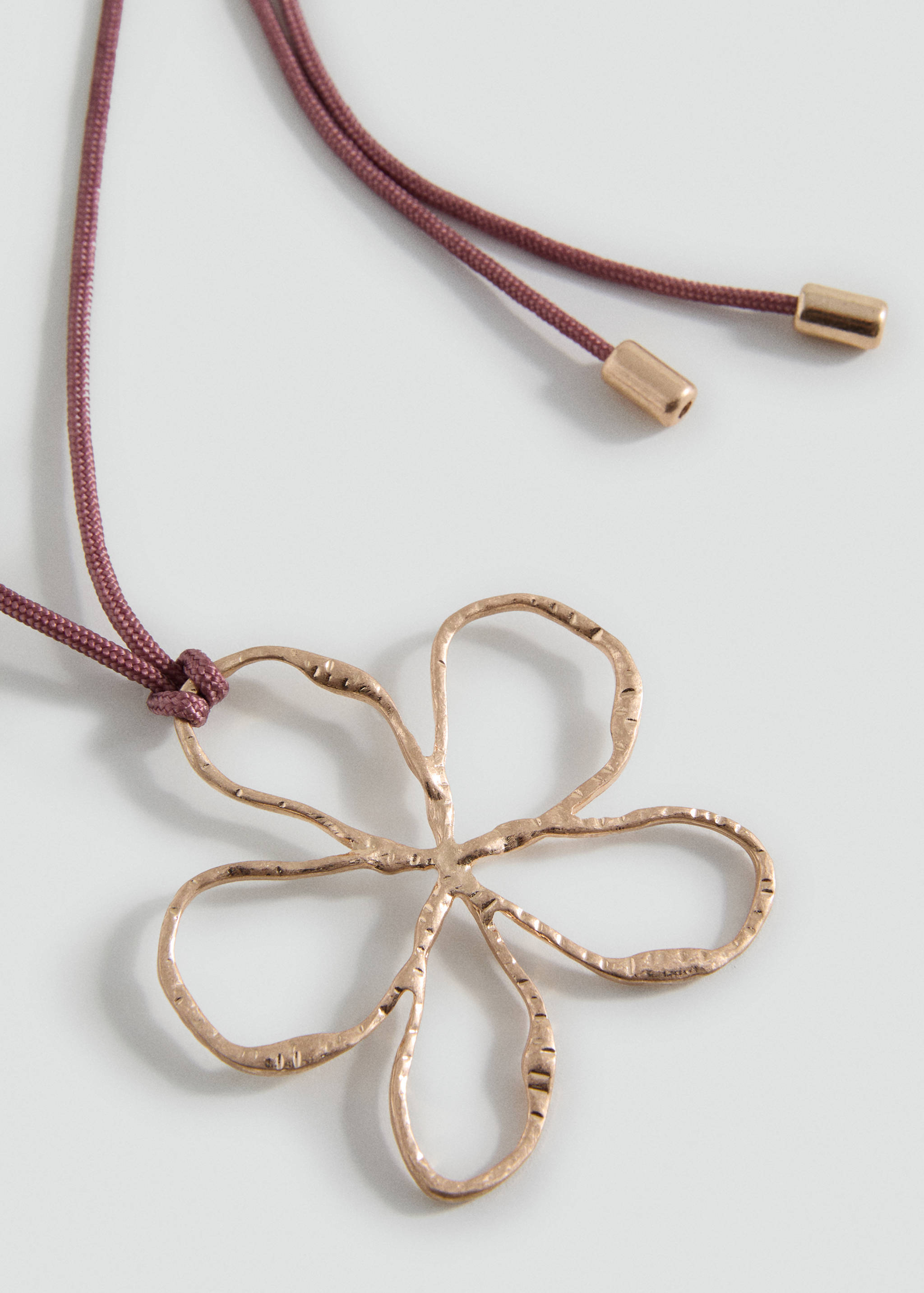 Colar de cordão com flor - Plano médio