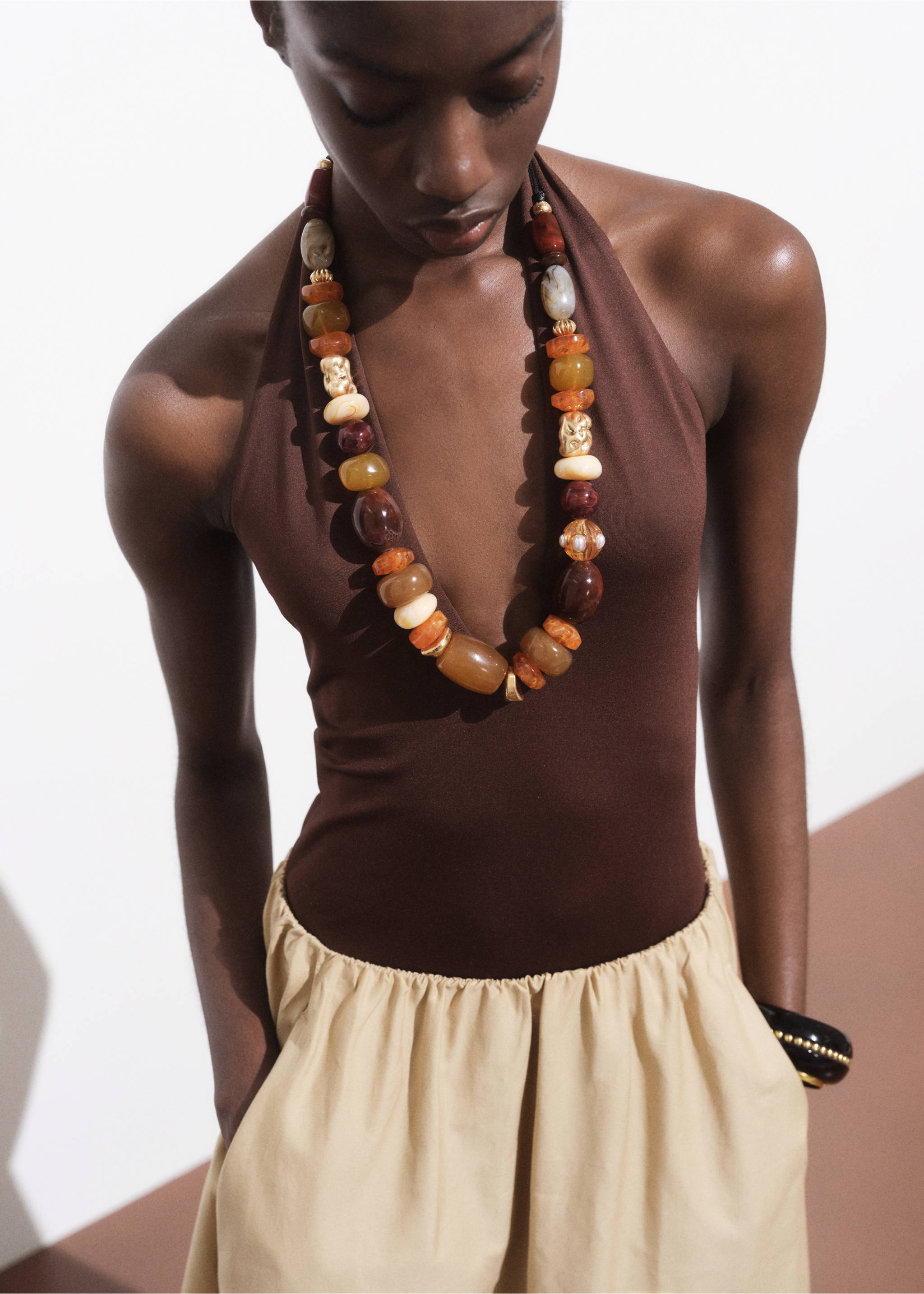 Maxi necklace with combined resin balls - Details of the article 9, Brown. Ref: 17001197-00.