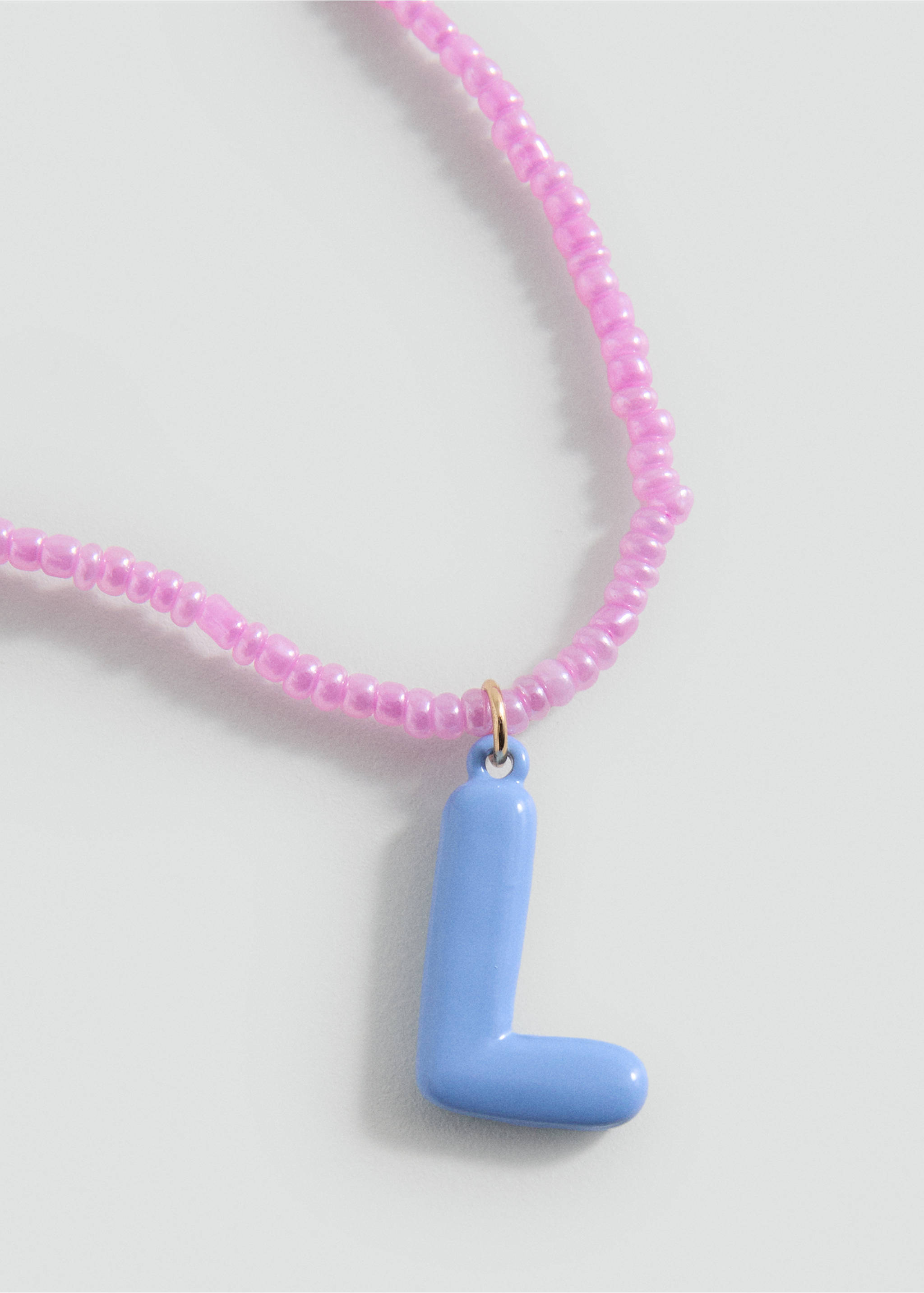 Collier perles lettres - Plan moyen, Bleu ciel. Ref: 17001199-00.