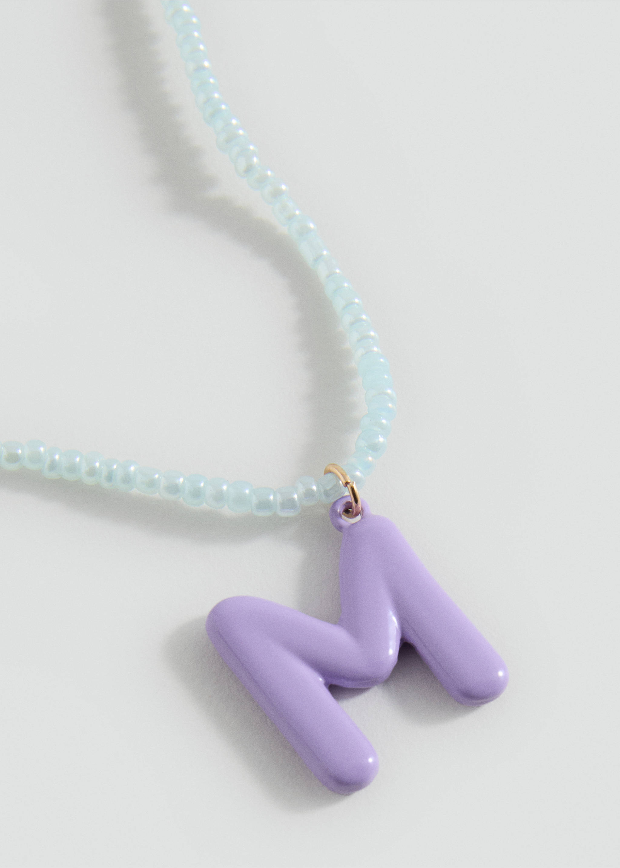 Collier perles lettres - Plan moyen, Violet clair/pastel. Ref: 17001199-00.