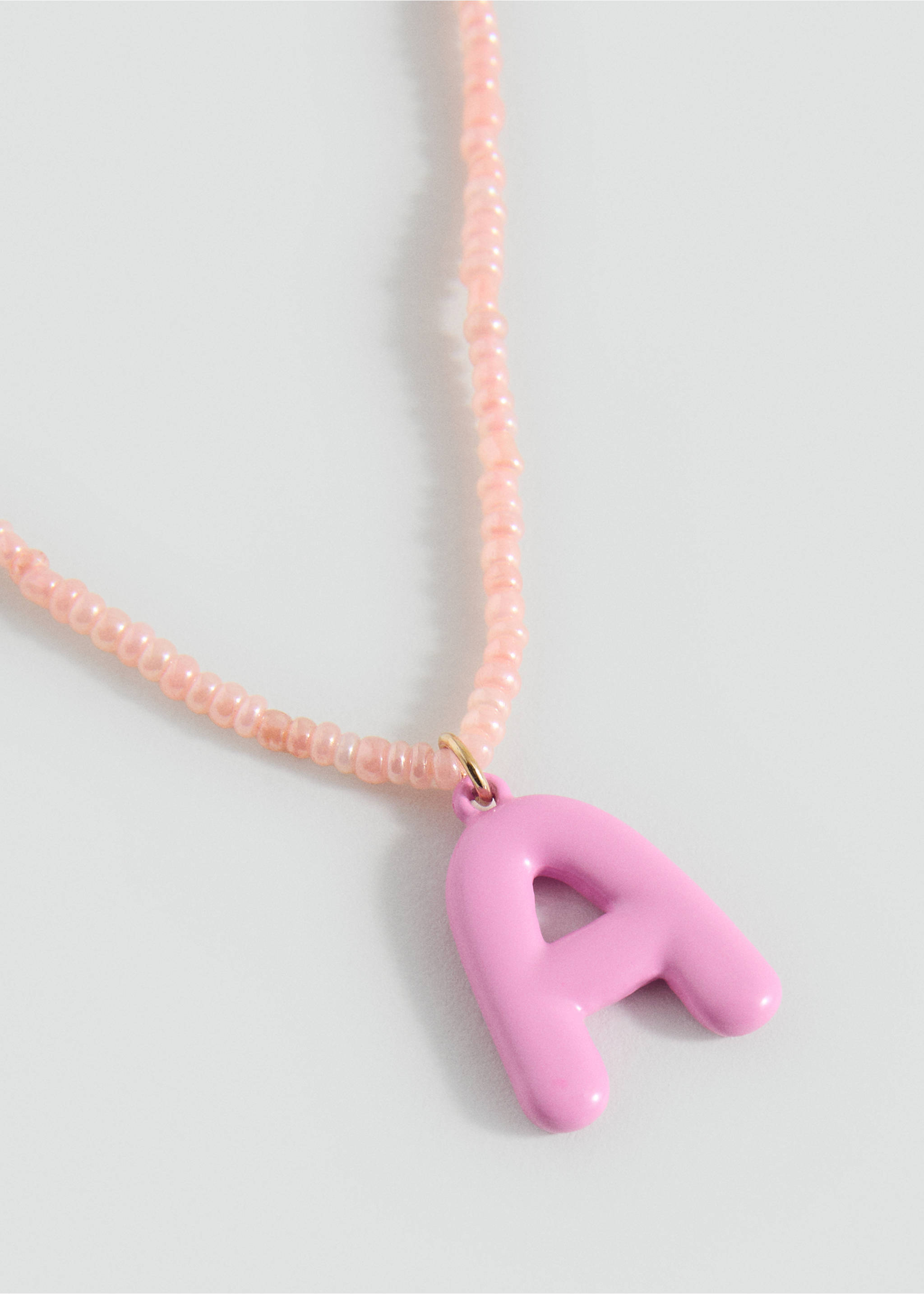 Collier perles lettres - Plan moyen, Rose. Ref: 17001199-00.