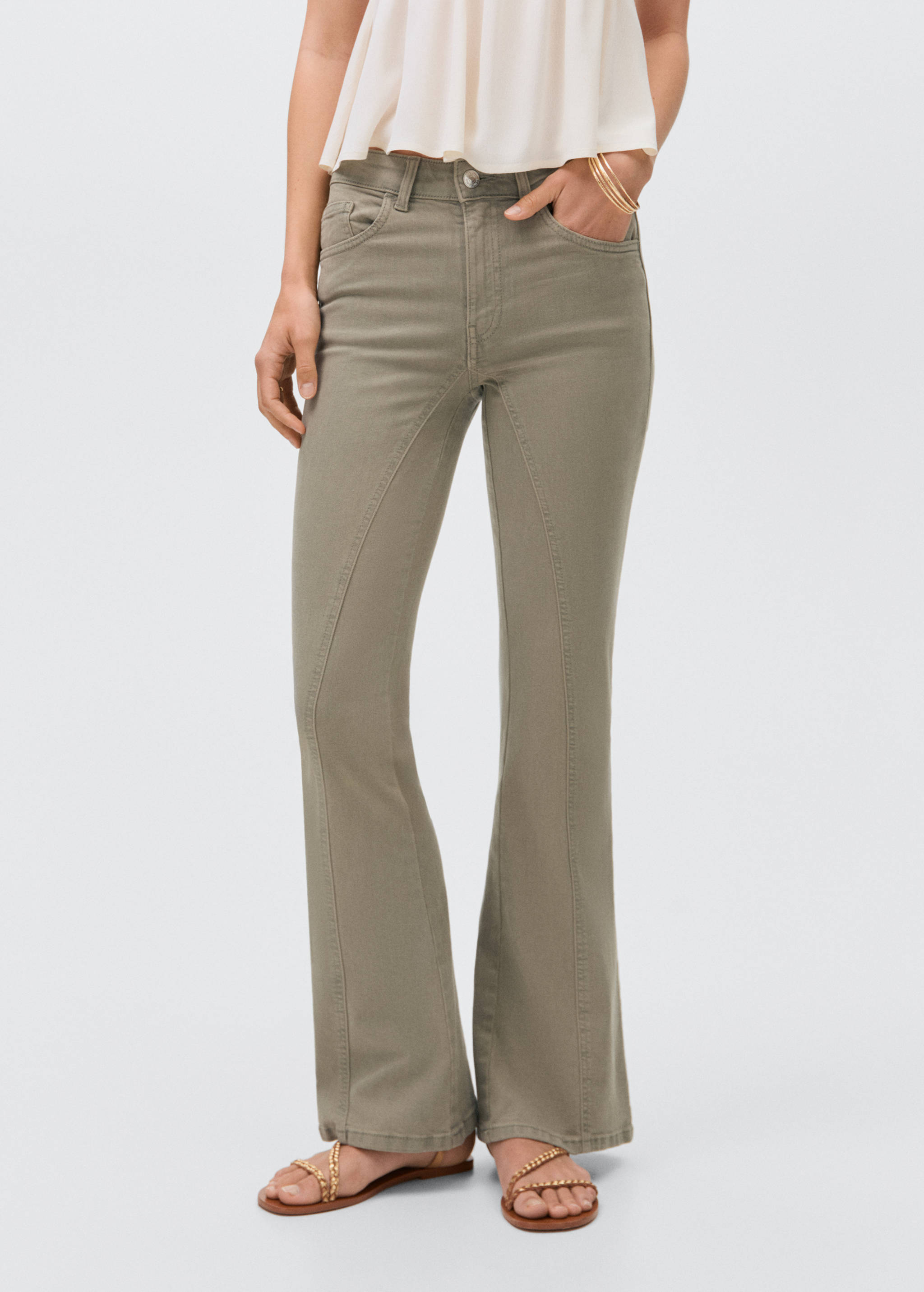 Jeans flare costuras decorativas - Plano medio