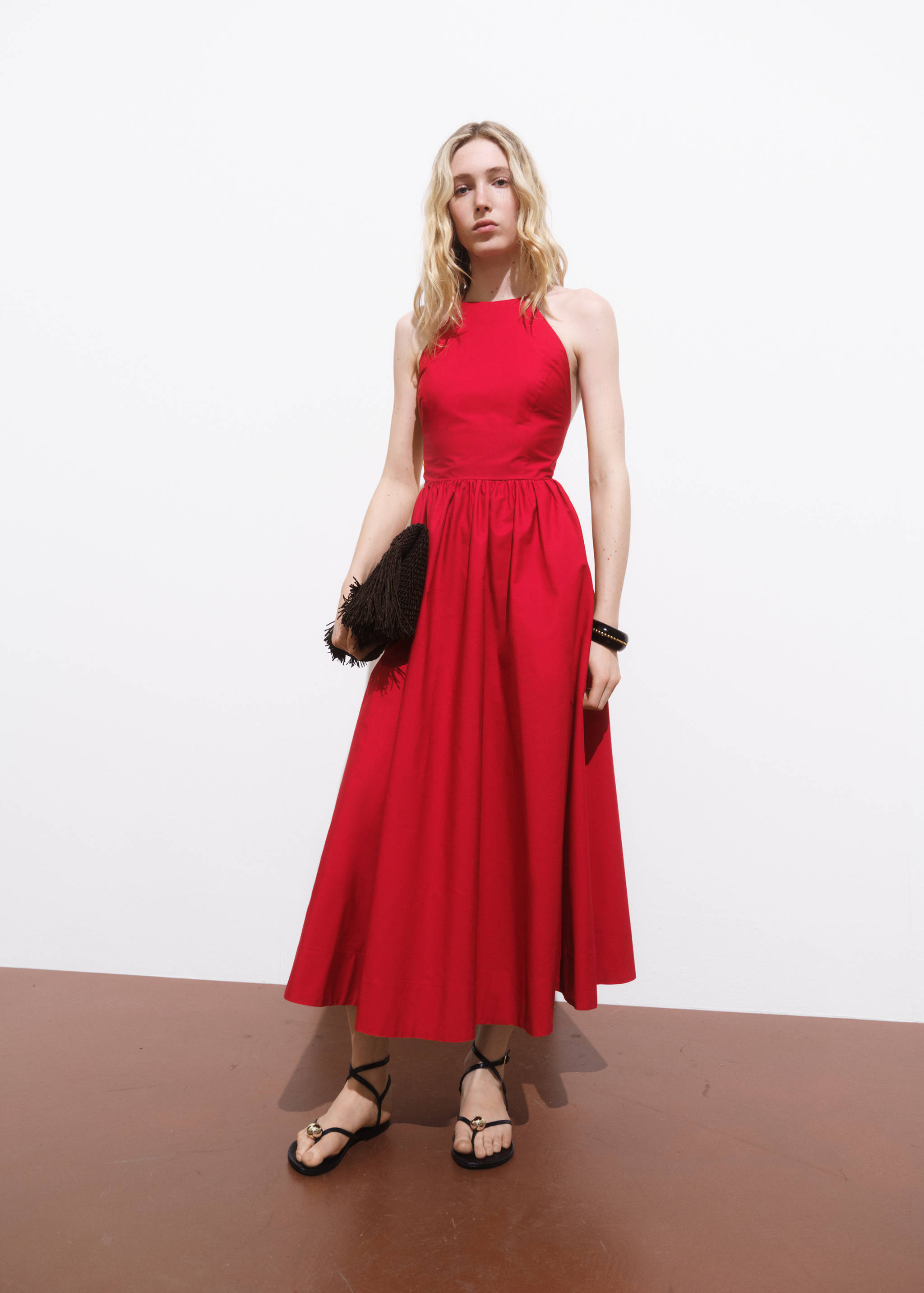 Halter dress with crossed back - General plane