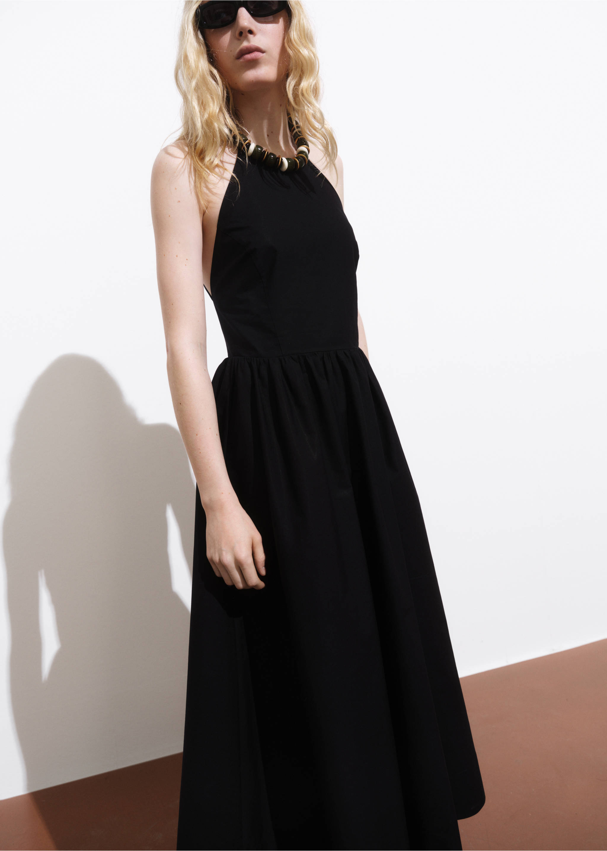 Halter dress with crossed back - Medium plane, Black. Ref: 17001276-00.