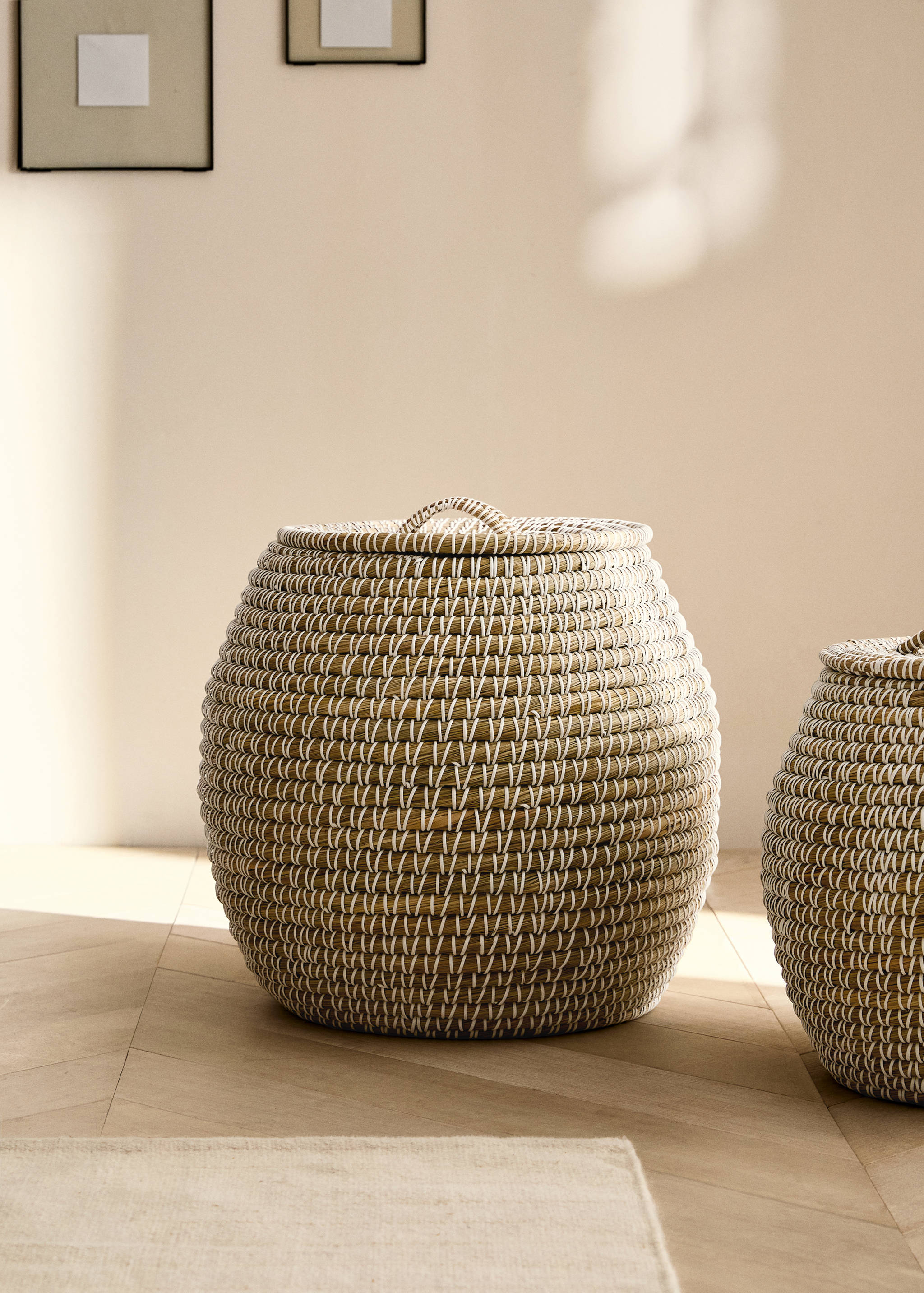 Large natural fibre basket with oval design - General plane