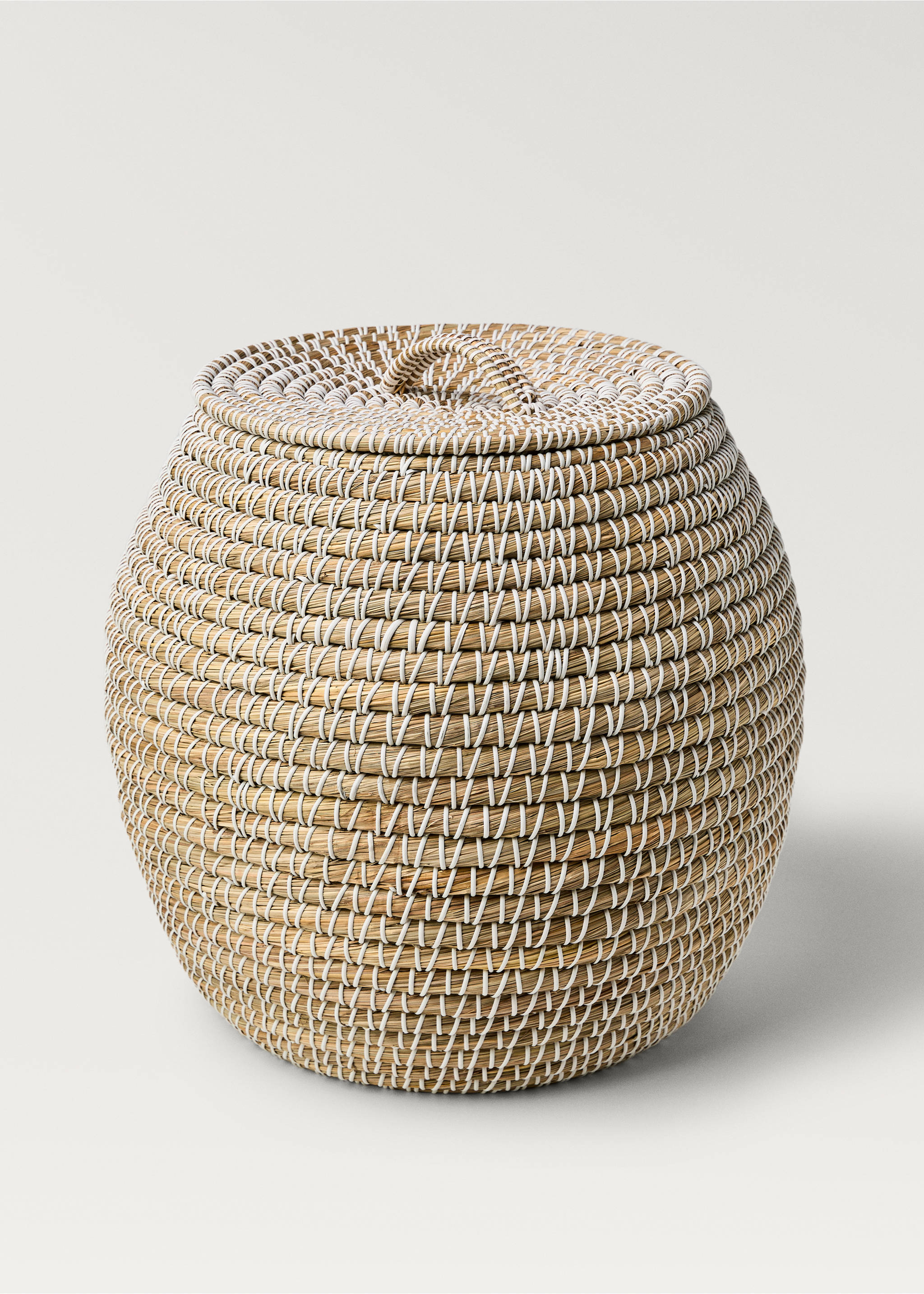 Large natural fibre basket with oval design - Details of the article 1, Brown. Ref: 17001522-00.