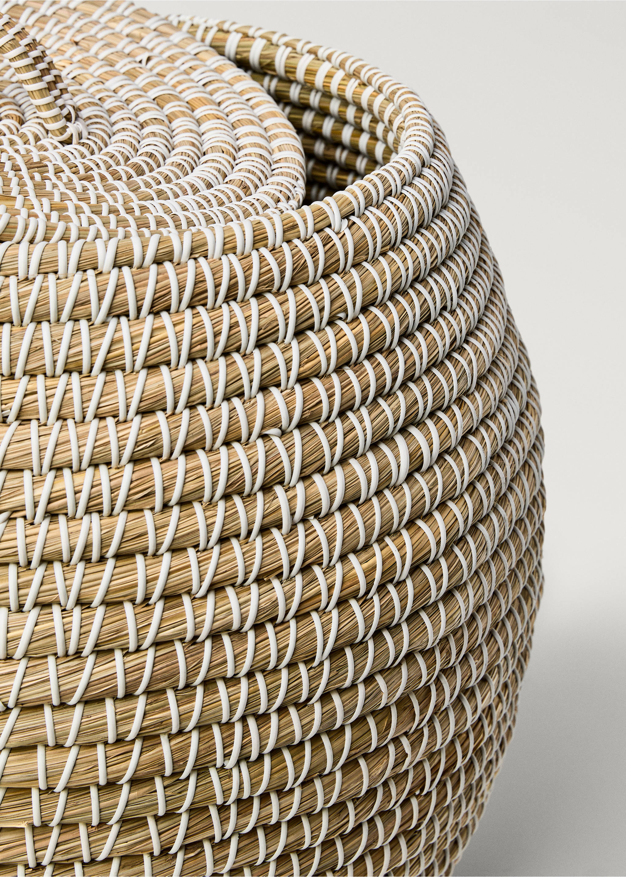 Large natural fibre basket with oval design - Details of the article 2, Brown. Ref: 17001522-00.