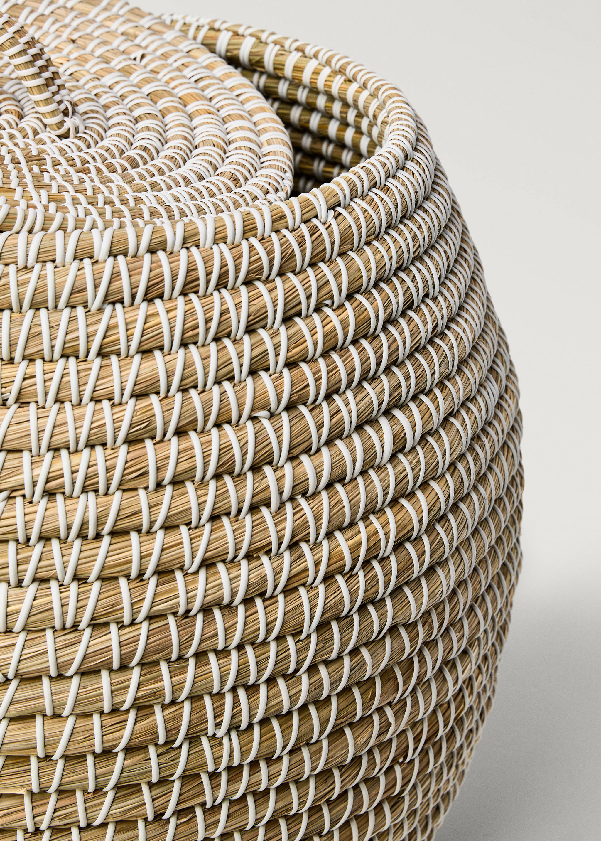 Large natural fibre basket with oval design - Details of the article 2