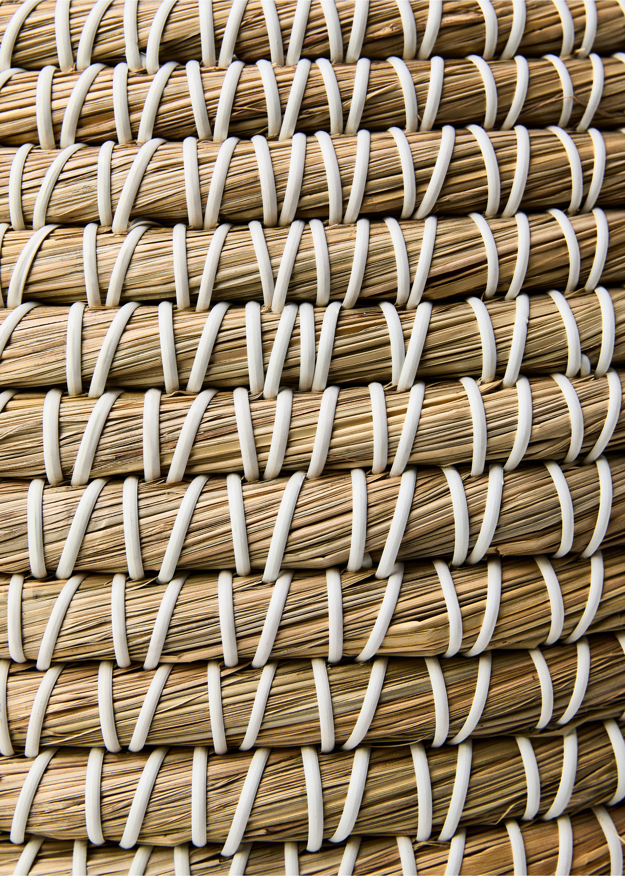 Large natural fibre basket with oval design - Details of the article 3, Brown. Ref: 17001522-00.