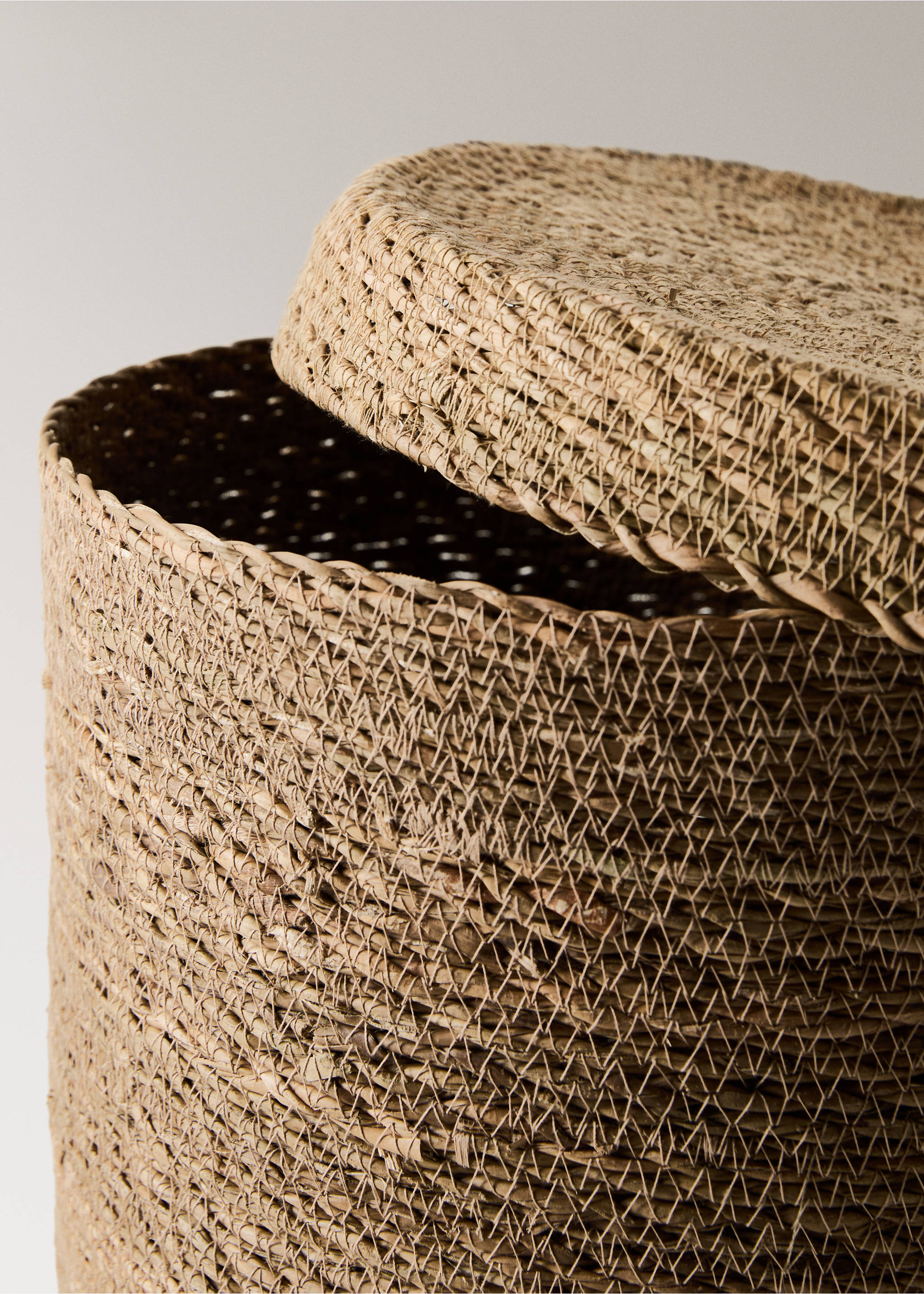 Seagrass basket with round lid - Details of the article 1, Brown. Ref: 17001534-00.