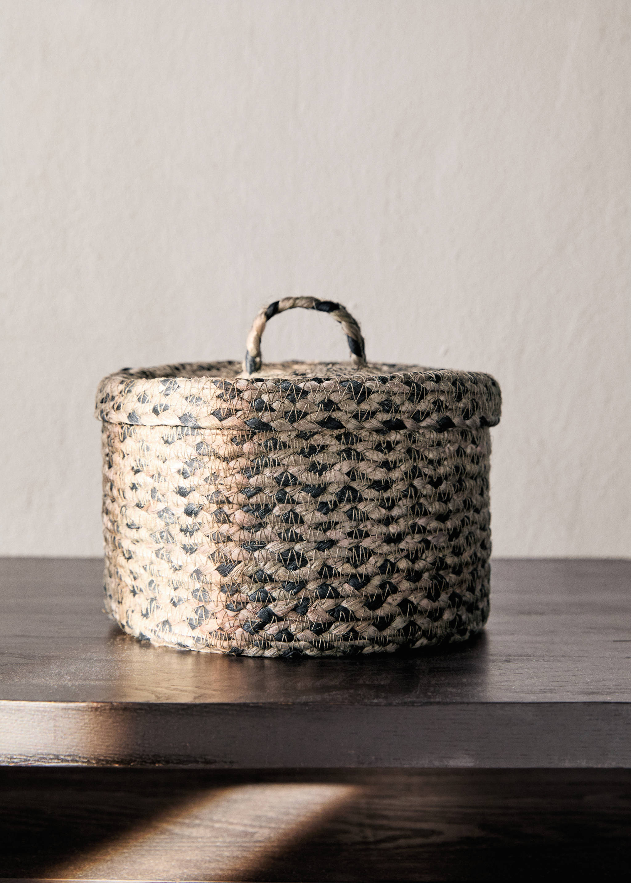 Medium melange jute basket with lid - General plane