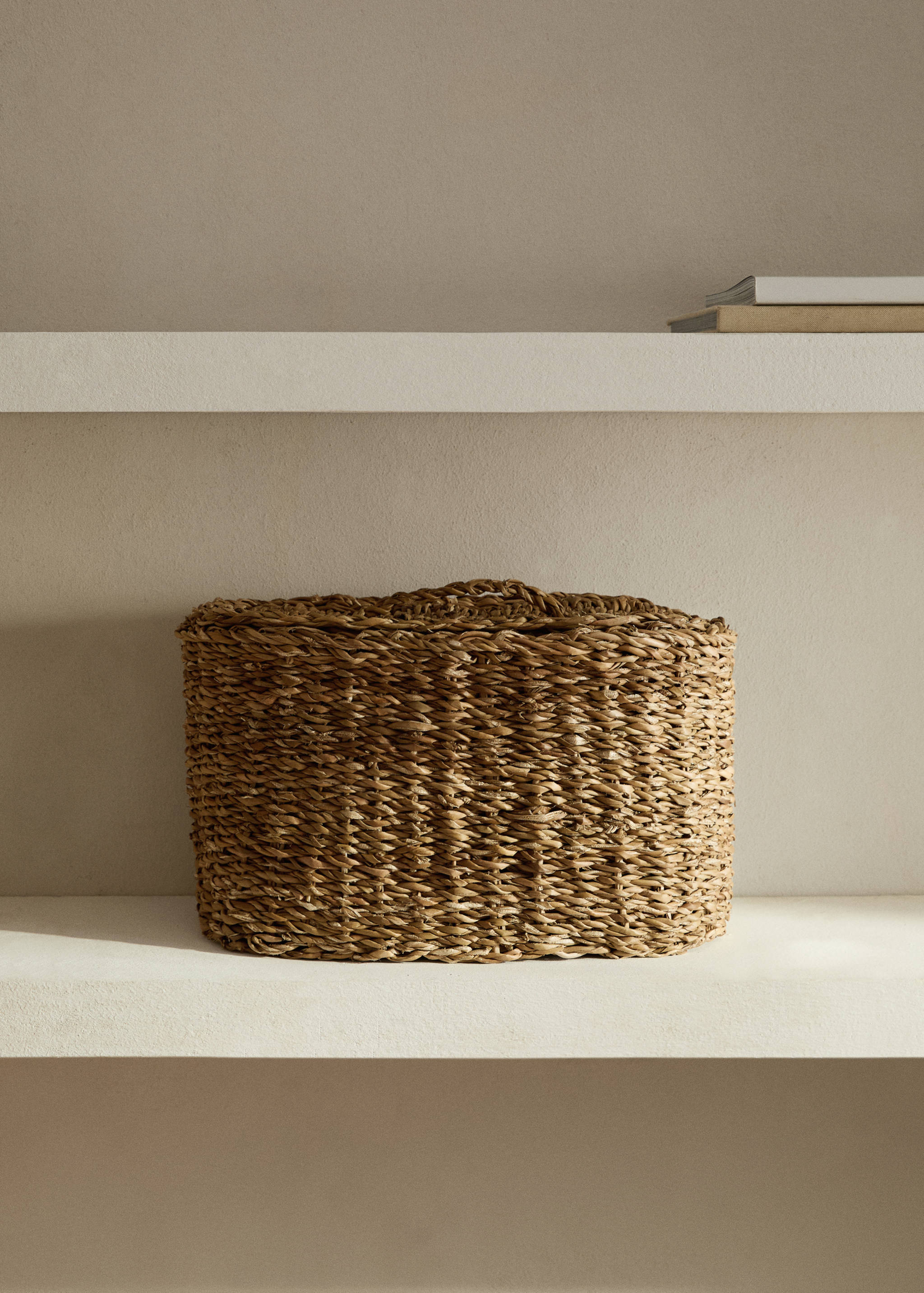 Medium oval seagrass basket - General plane