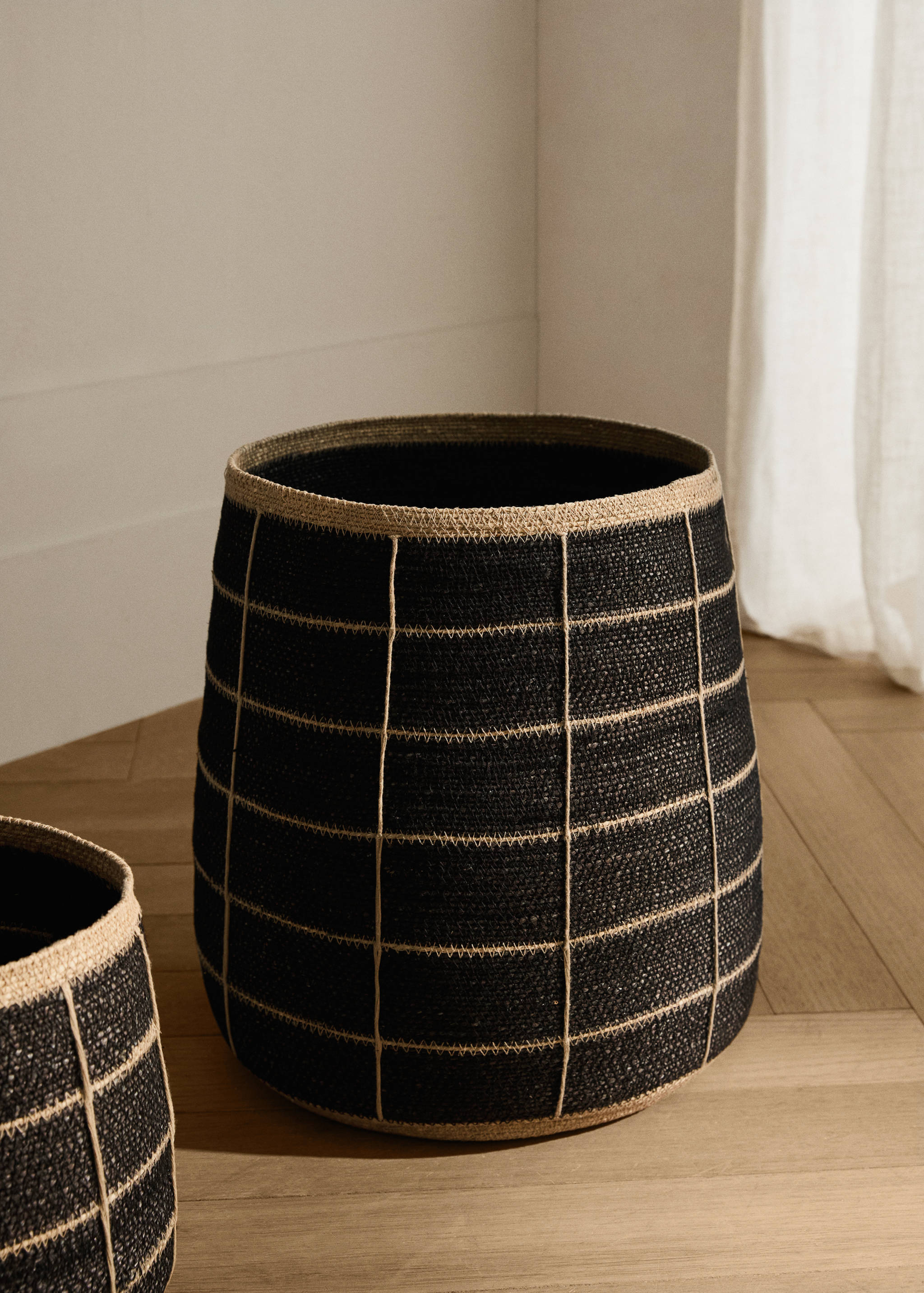 Large check seagrass basket - General plane