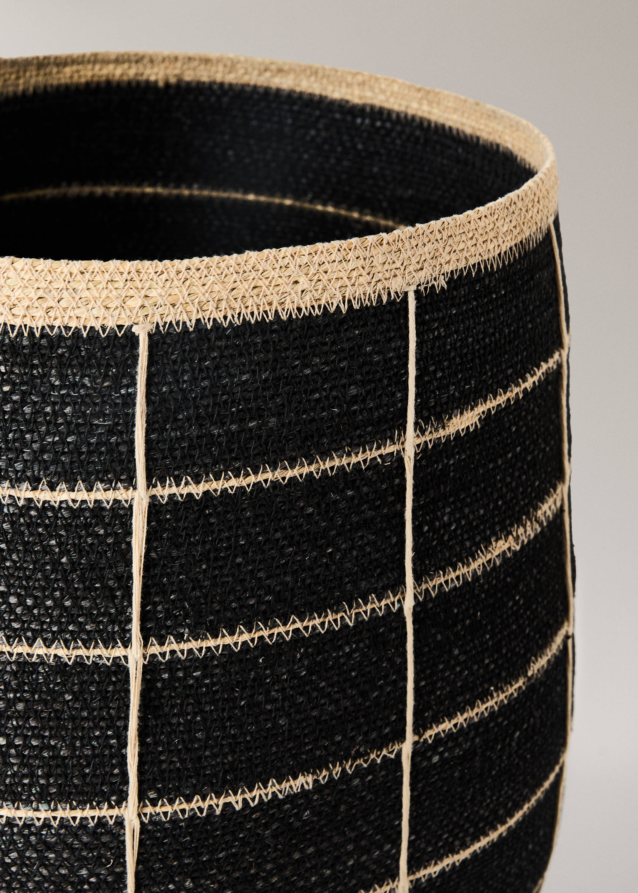 Large check seagrass basket - Details of the article 1