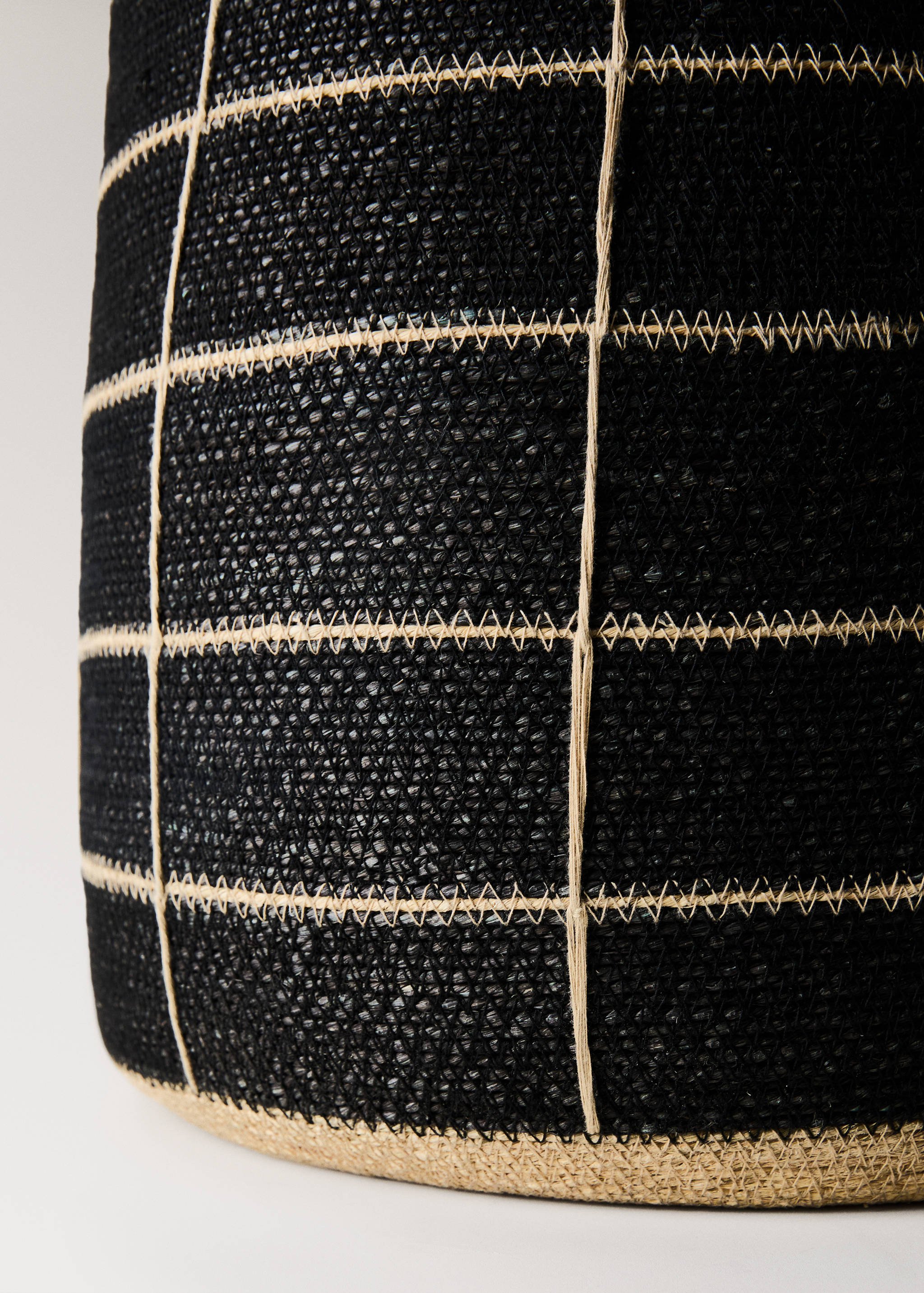 Large check seagrass basket - Details of the article 2