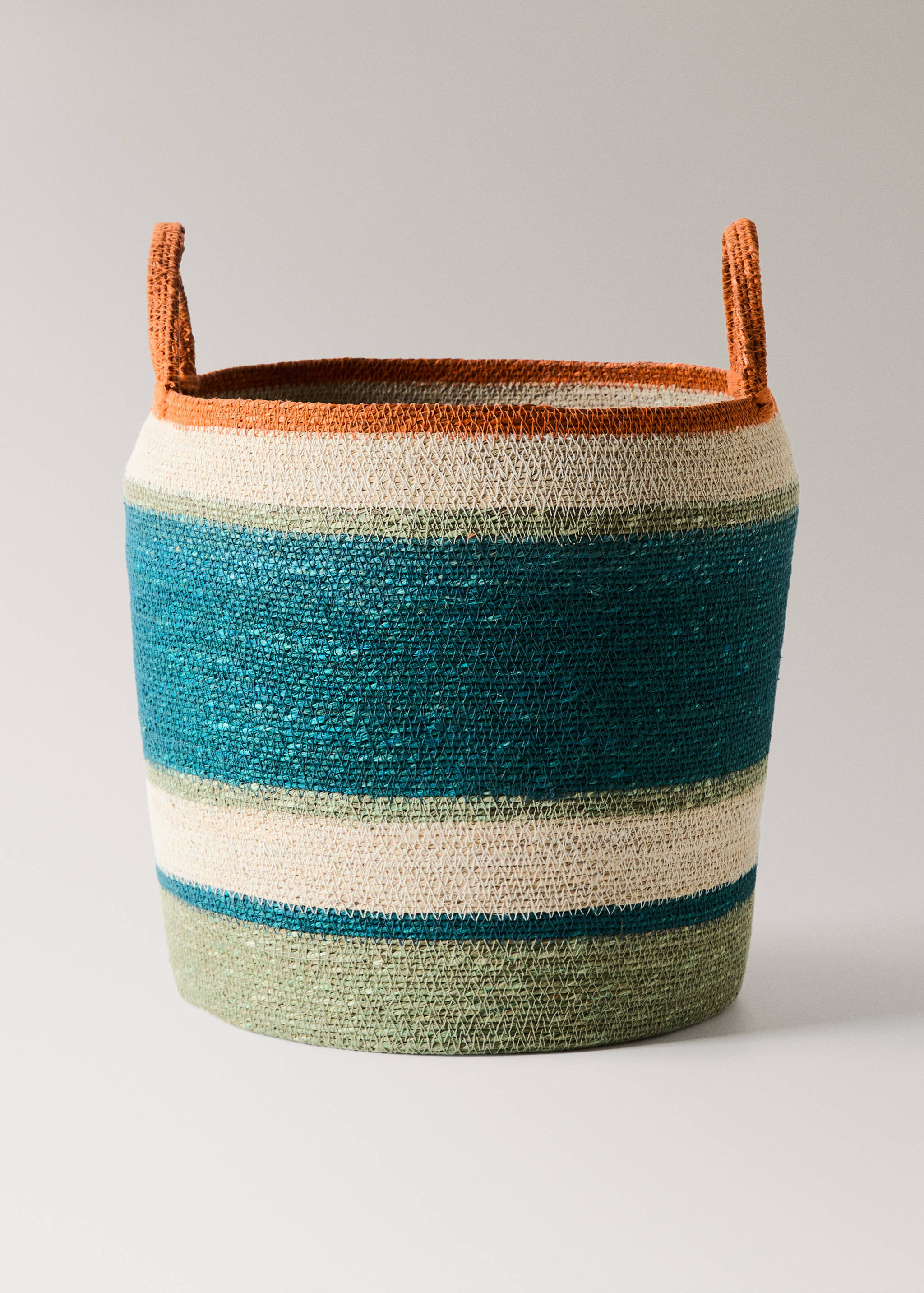Średni kosz z trawy morskiej z kolorowym uchwytem - Artykuł bez modela/modelki