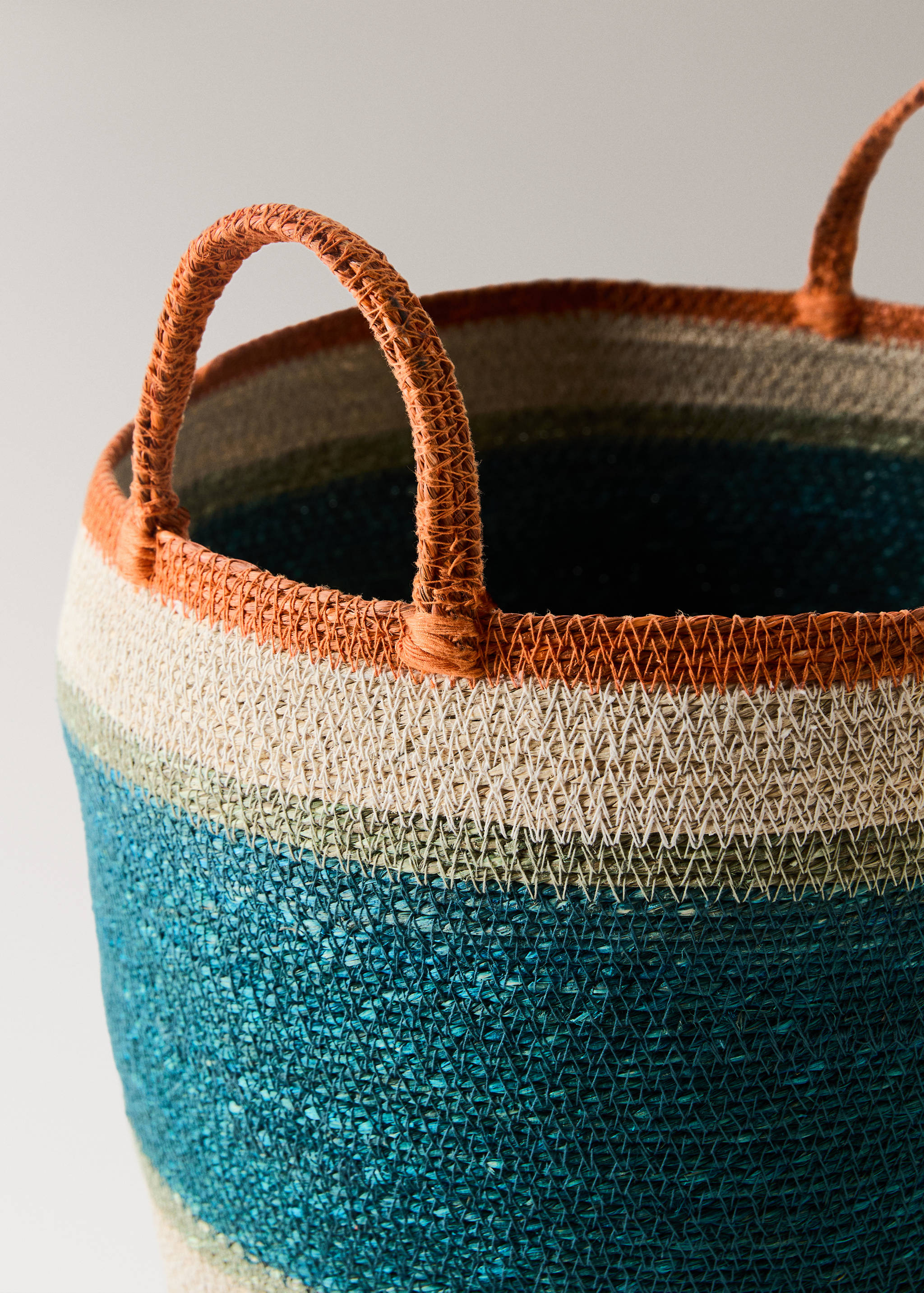 Średni kosz z trawy morskiej z kolorowym uchwytem - Szczegóły artykułu 1