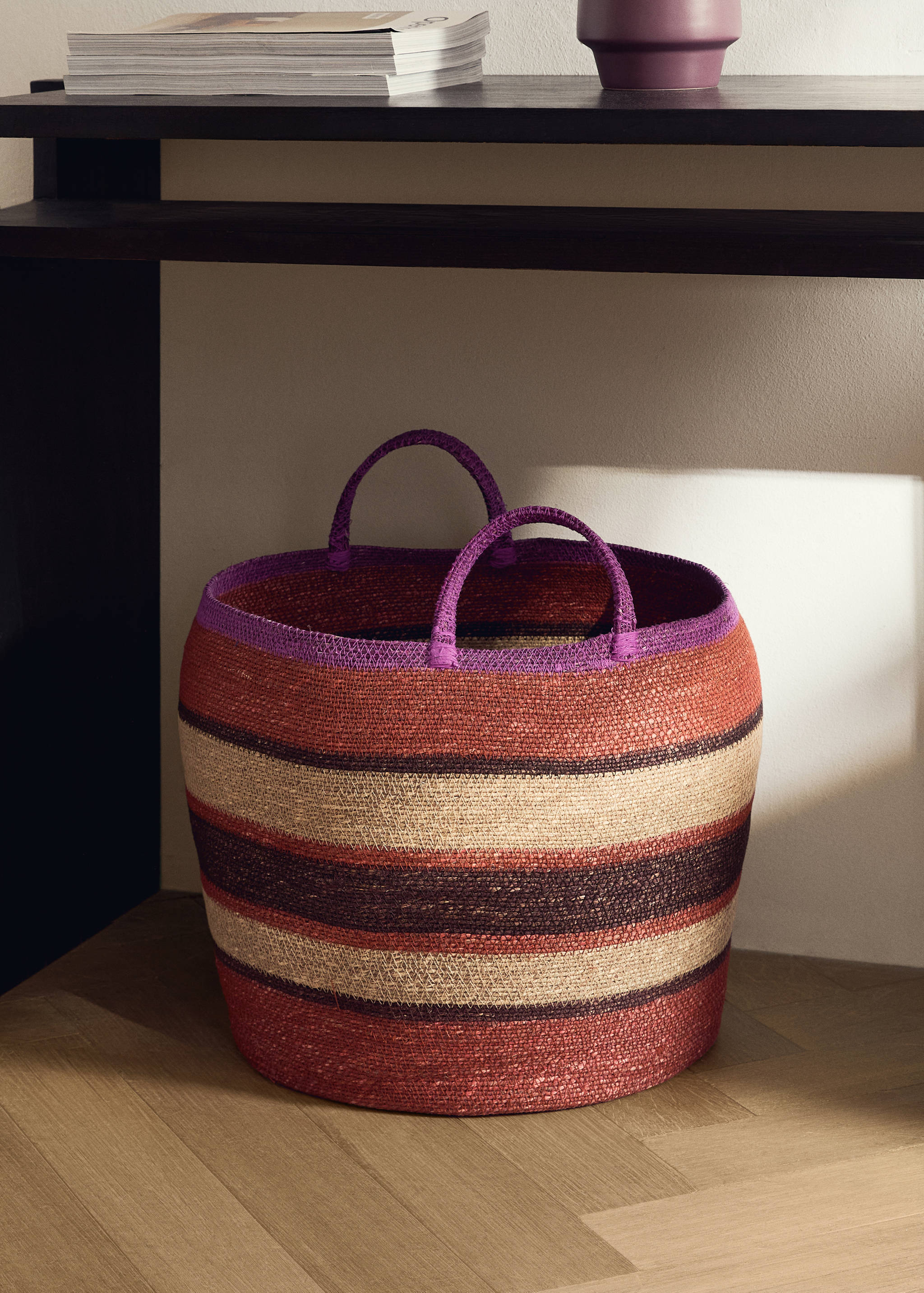 Large multi-coloured seagrass basket with handle - General plane