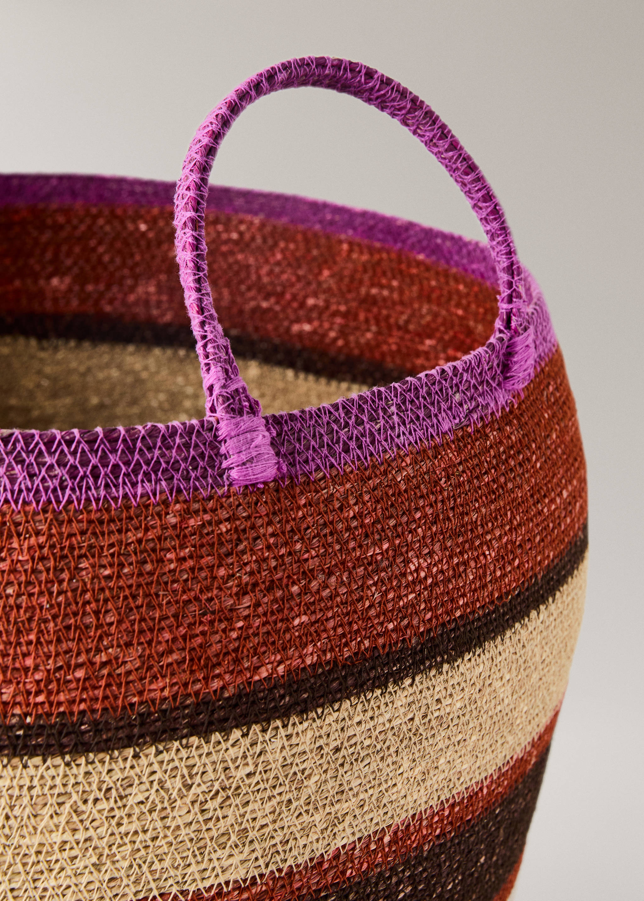 Large multi-coloured seagrass basket with handle - Details of the article 1