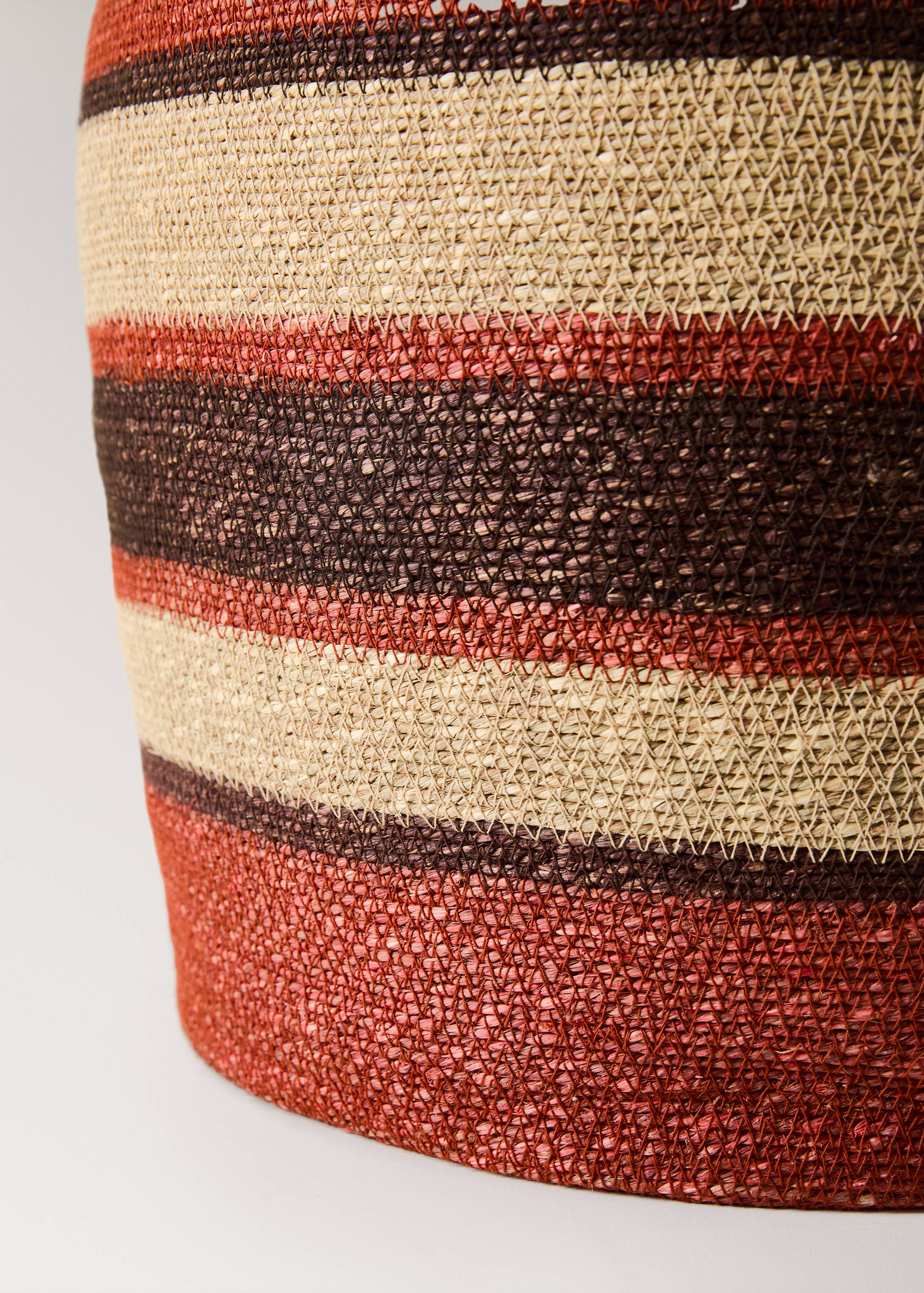 Large multi-coloured seagrass basket with handle - Details of the article 2