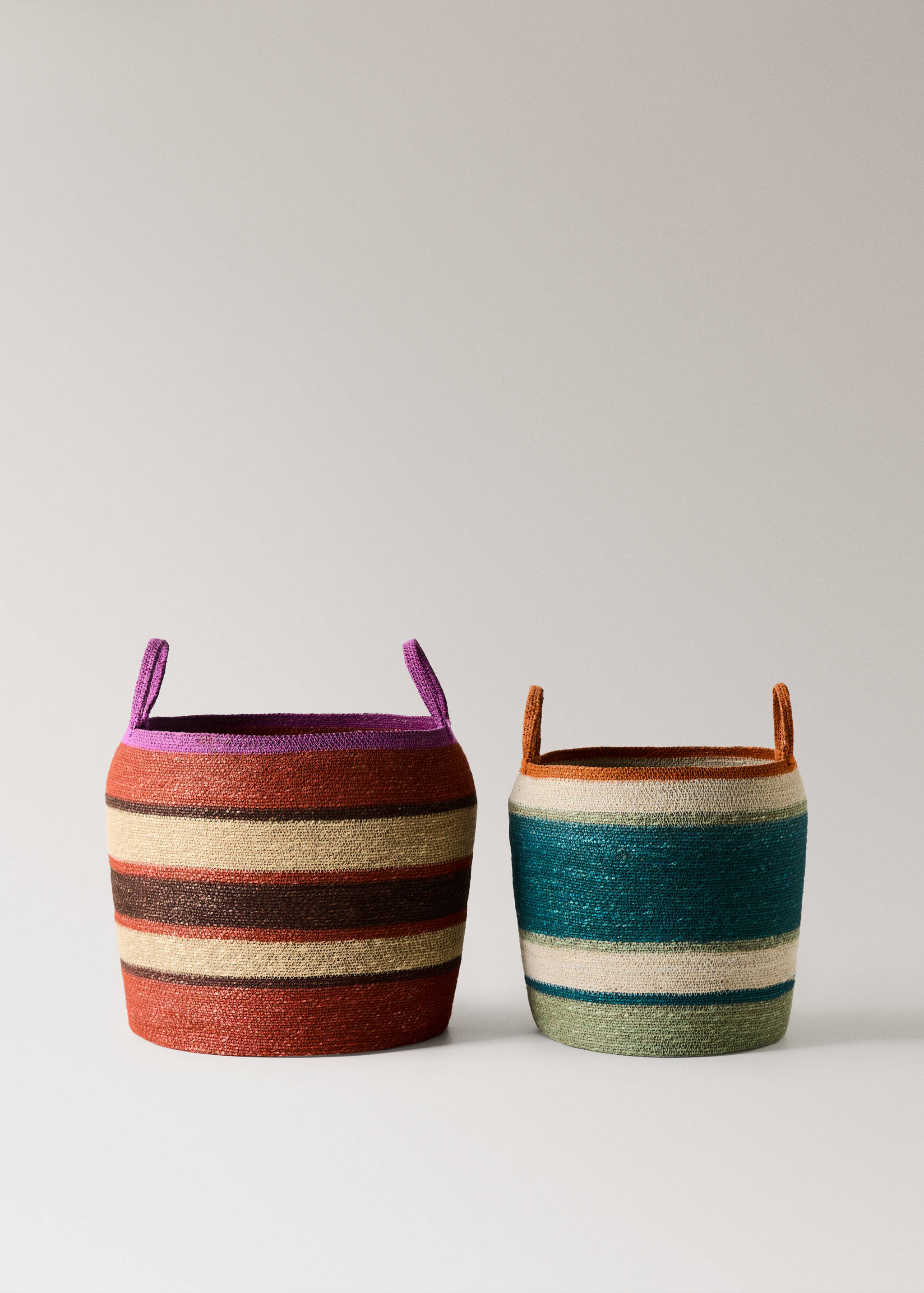 Large multi-coloured seagrass basket with handle - Details of the article 3