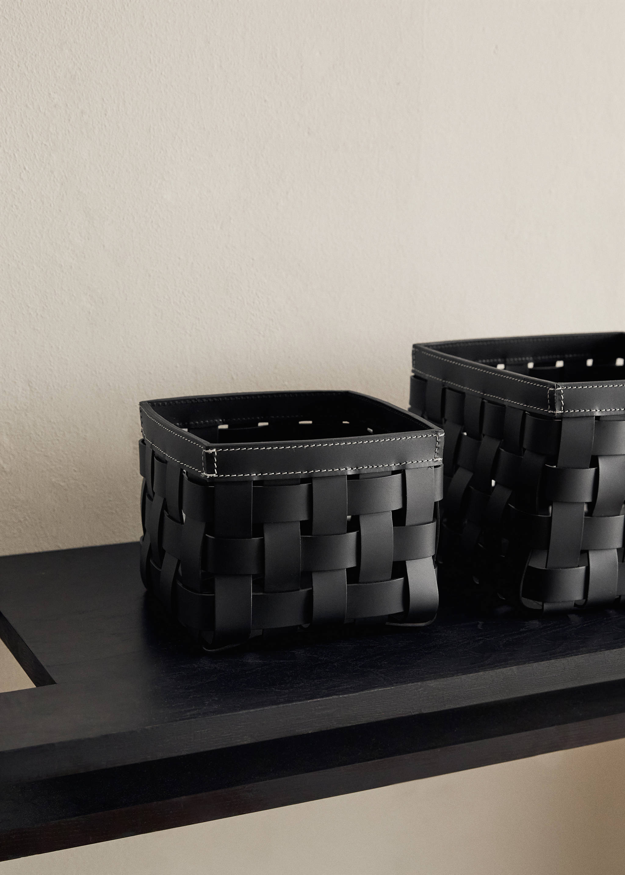 Small braided leather basket - General plane