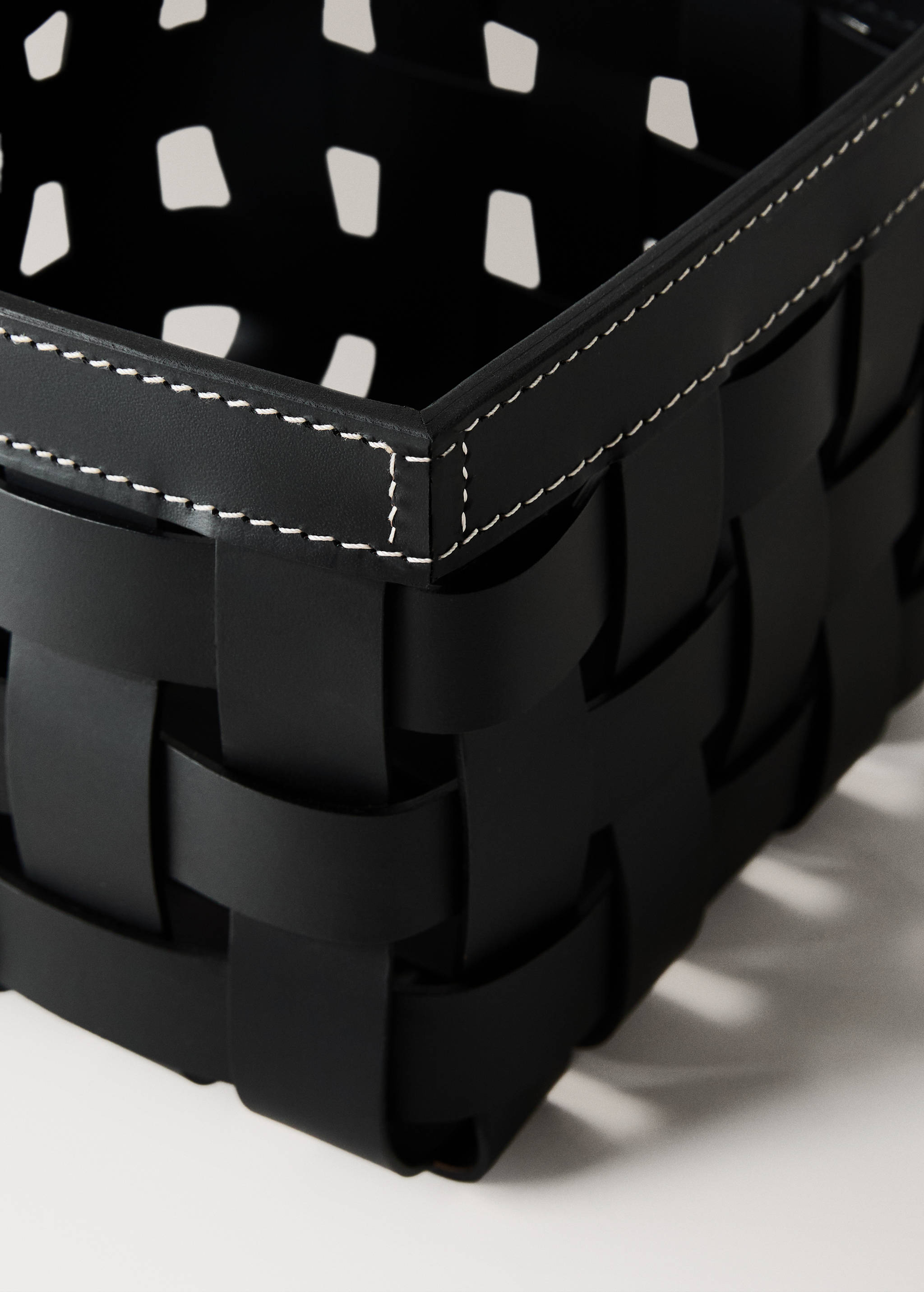 Small braided leather basket - Details of the article 1