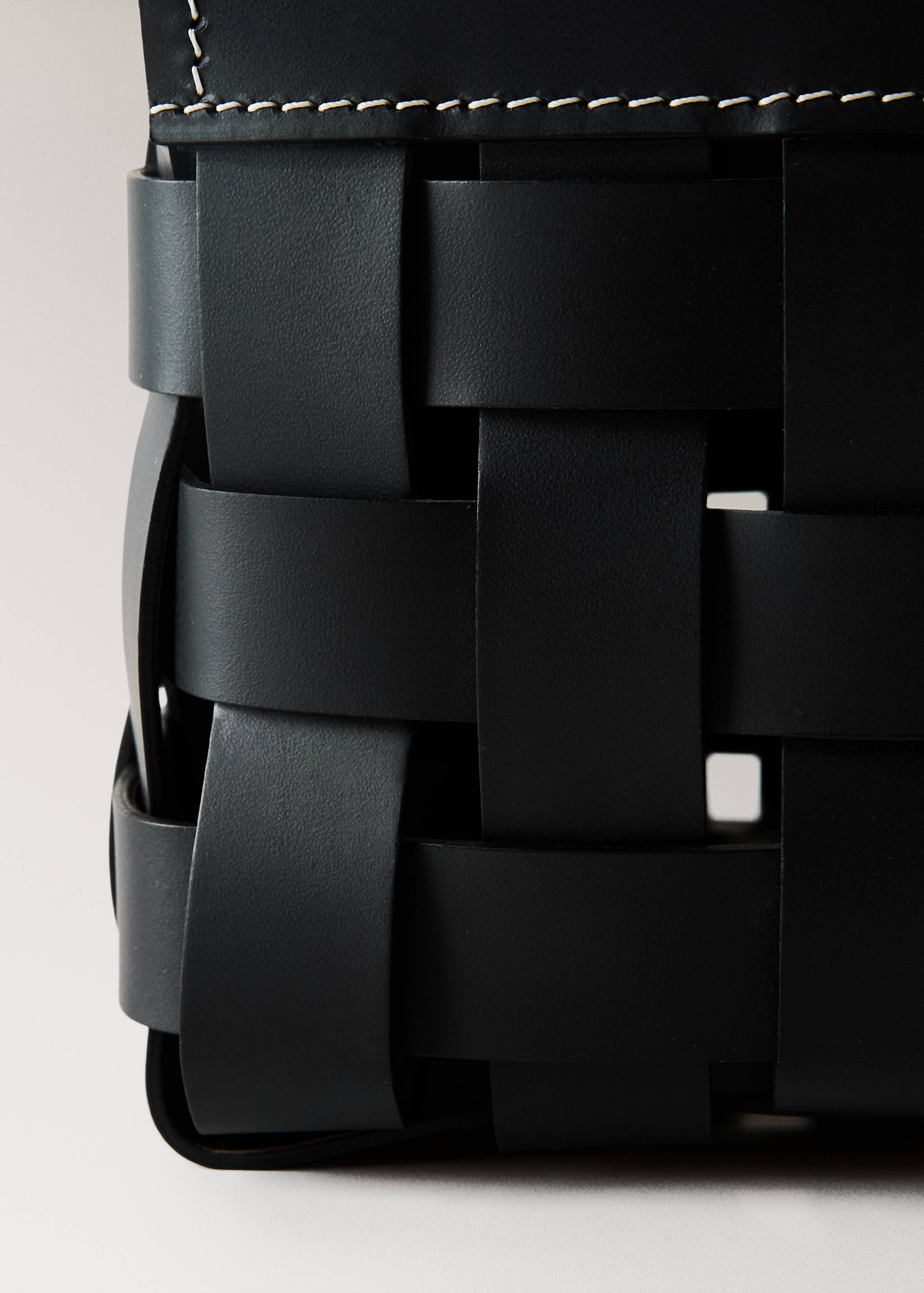 Small braided leather basket - Details of the article 2