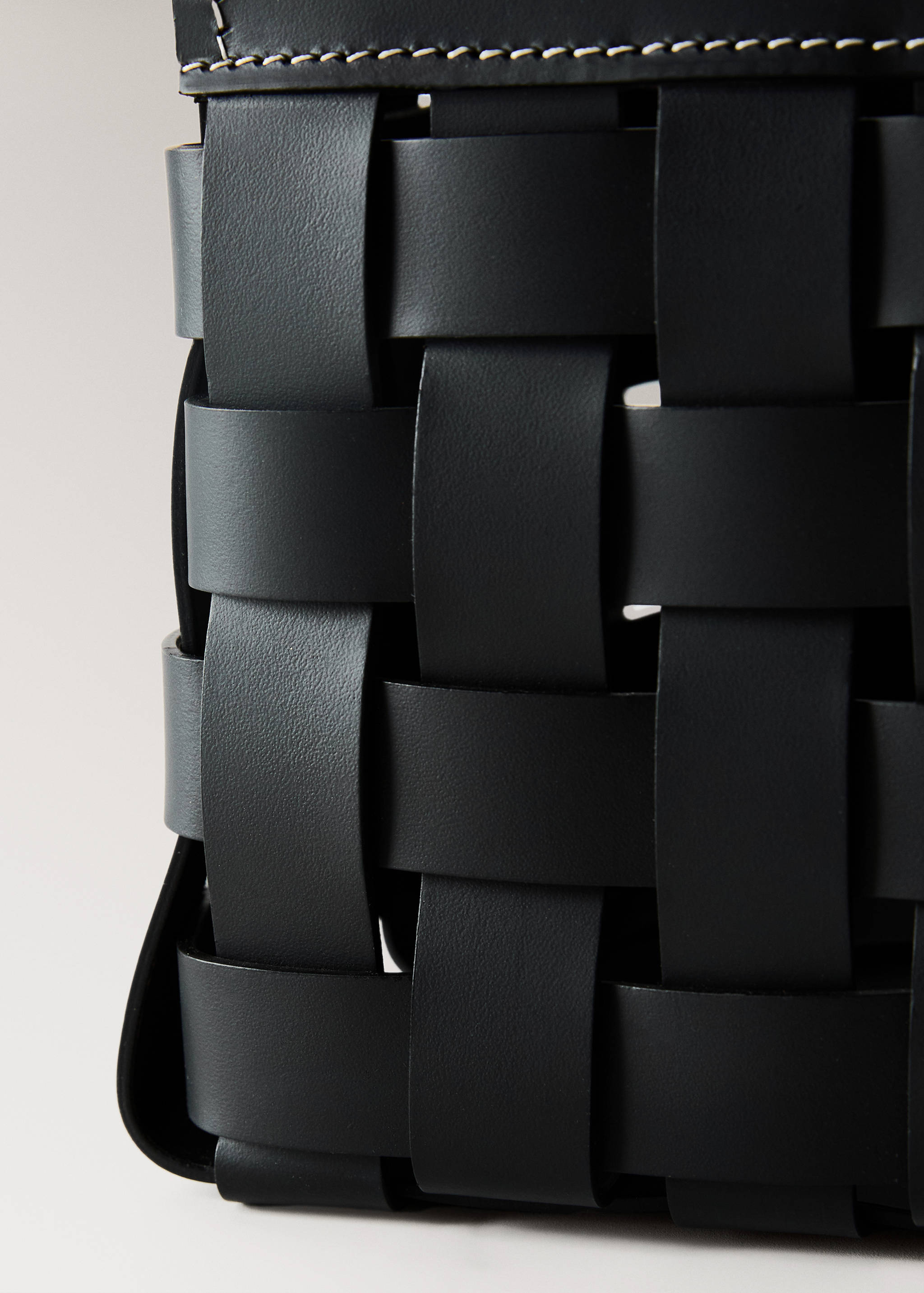 Medium braided leather basket - Details of the article 2