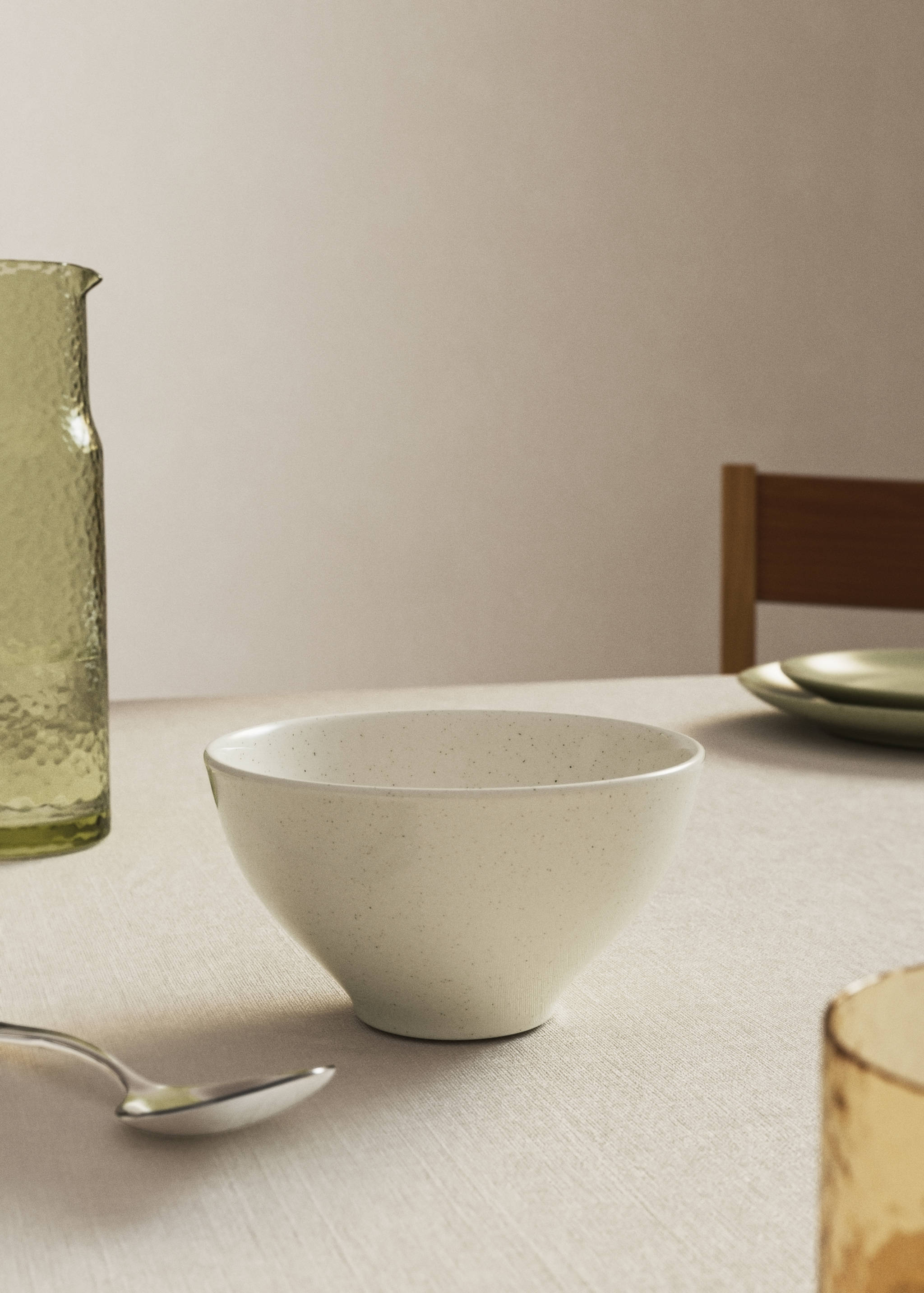 Stoneware bowl with spots - General plane