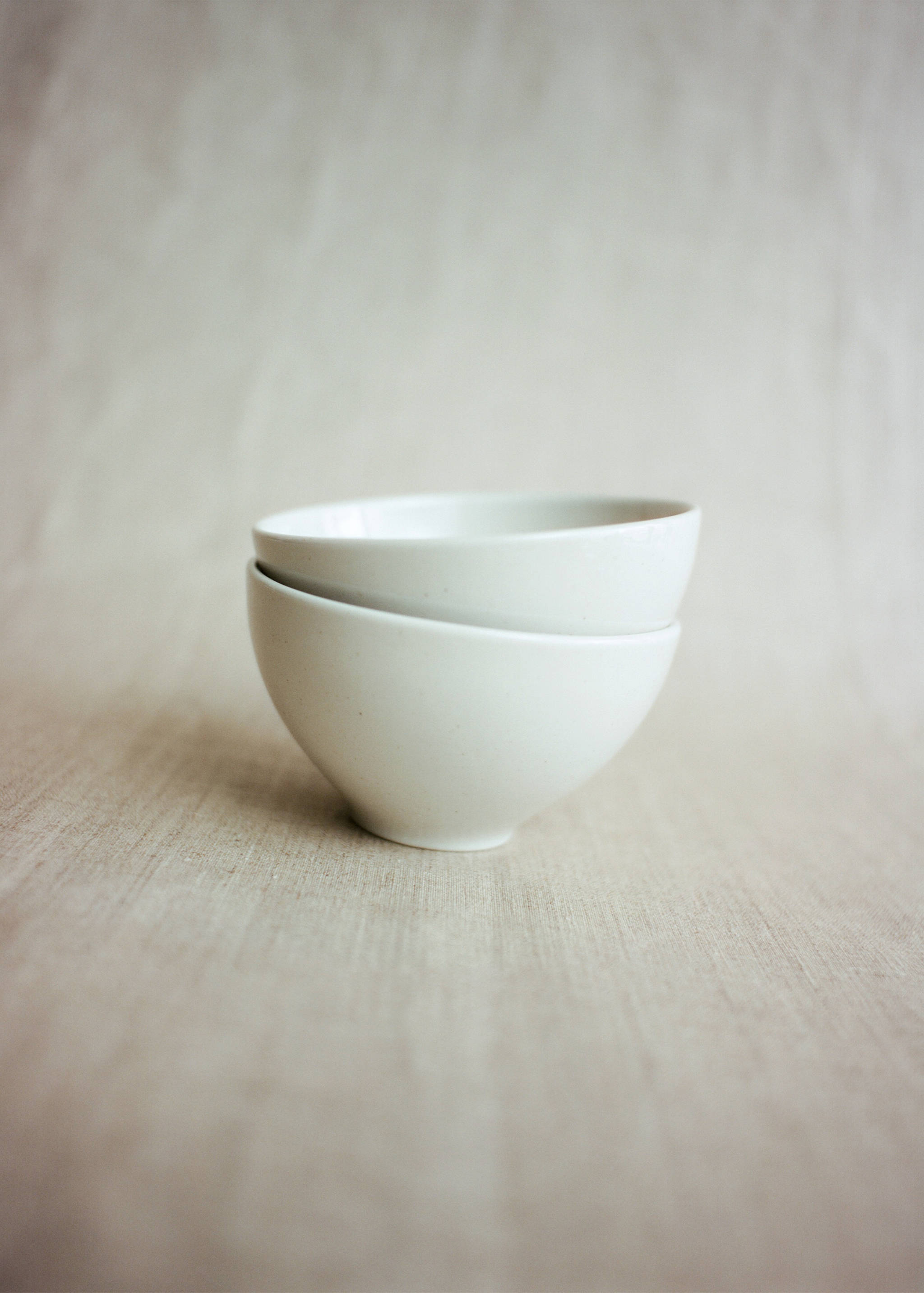 Stoneware bowl with spots - Details of the article 6