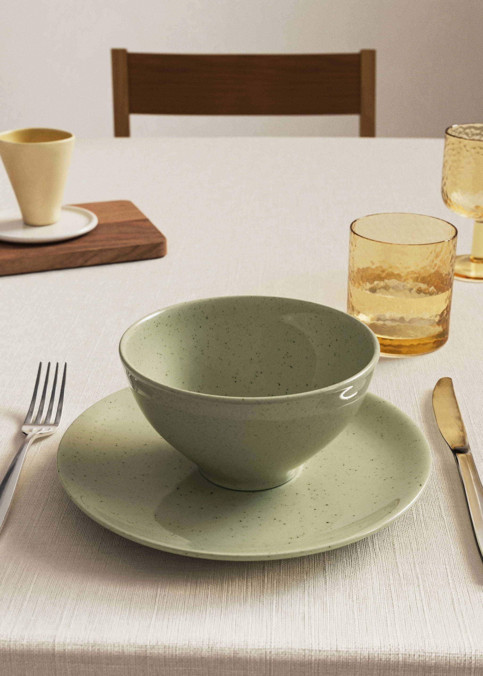 Stoneware bowl with spots - General plane