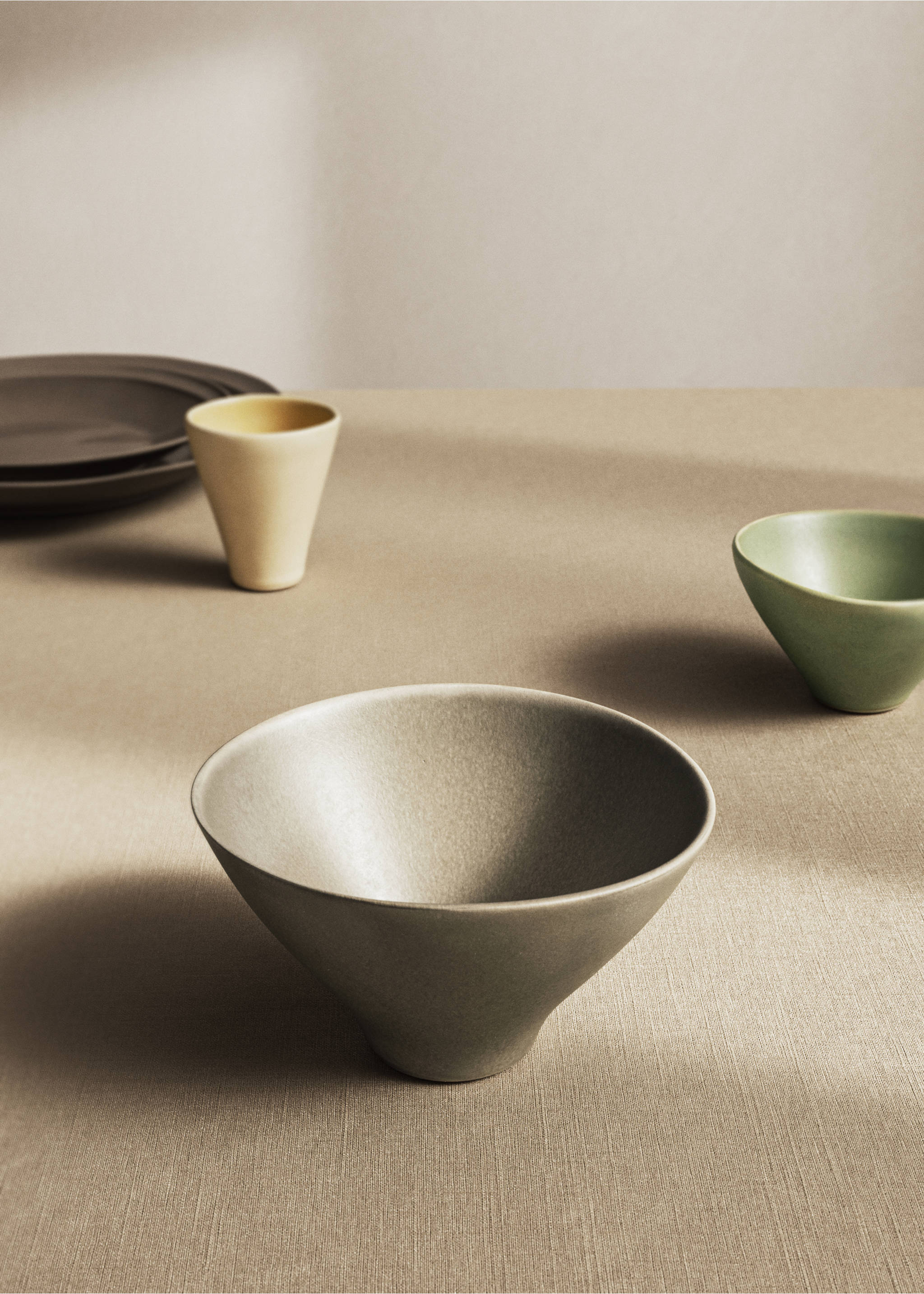 Large organic stoneware bowl - General plane, Light/Pastel Brown. Ref: 17002045-00.