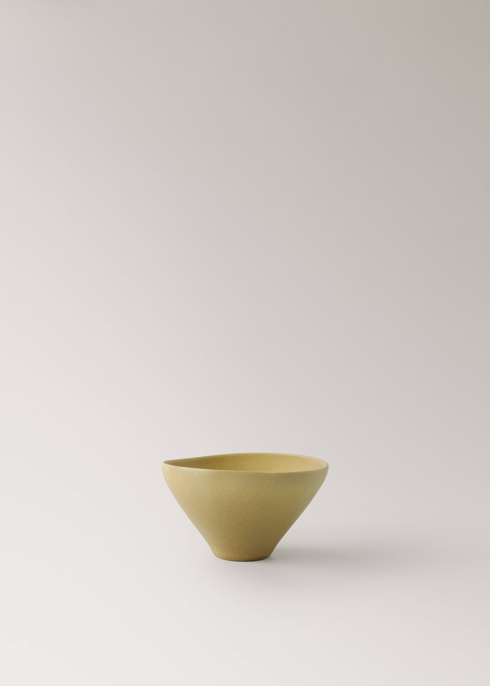 Kleine organische kom van steengoed - Artikel zonder model