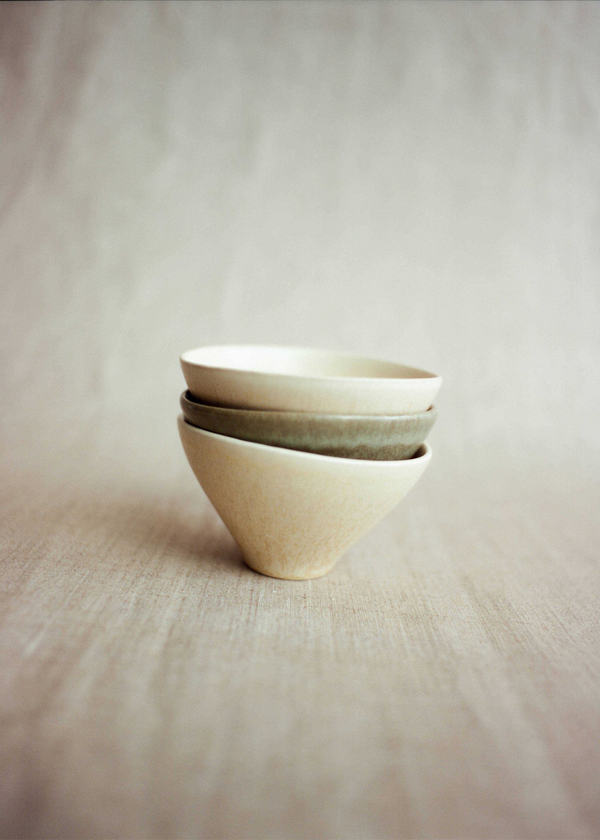 Kleine organische kom van steengoed - Detail van het artikel 6