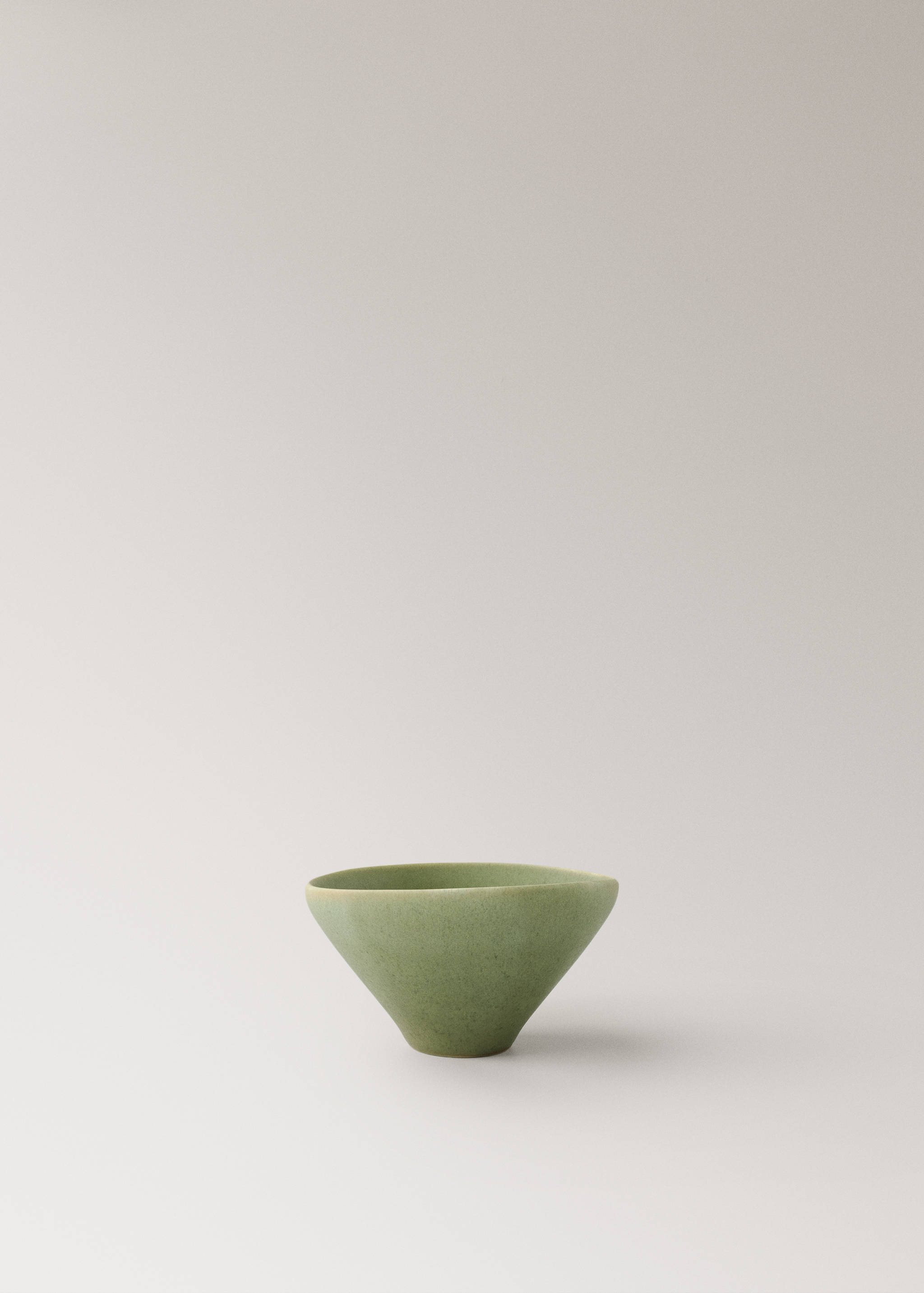 Kleine organische kom van steengoed - Artikel zonder model