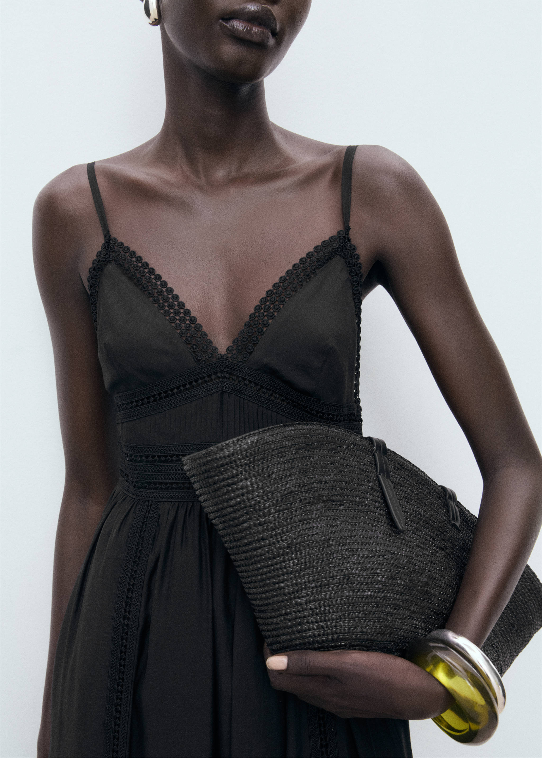 Long dress with lace details - Medium plane