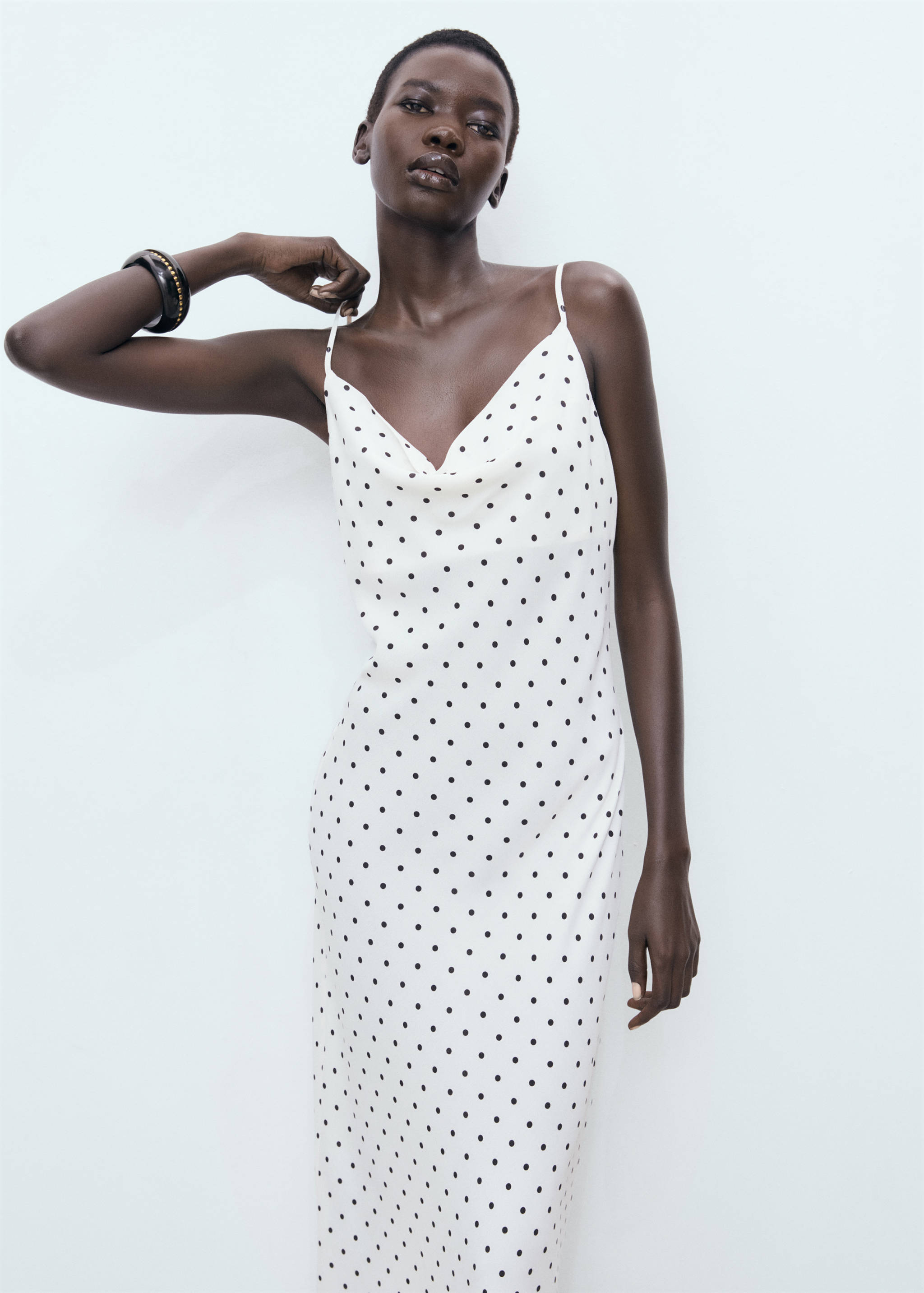 Robe midi encolure drapée - Plan moyen