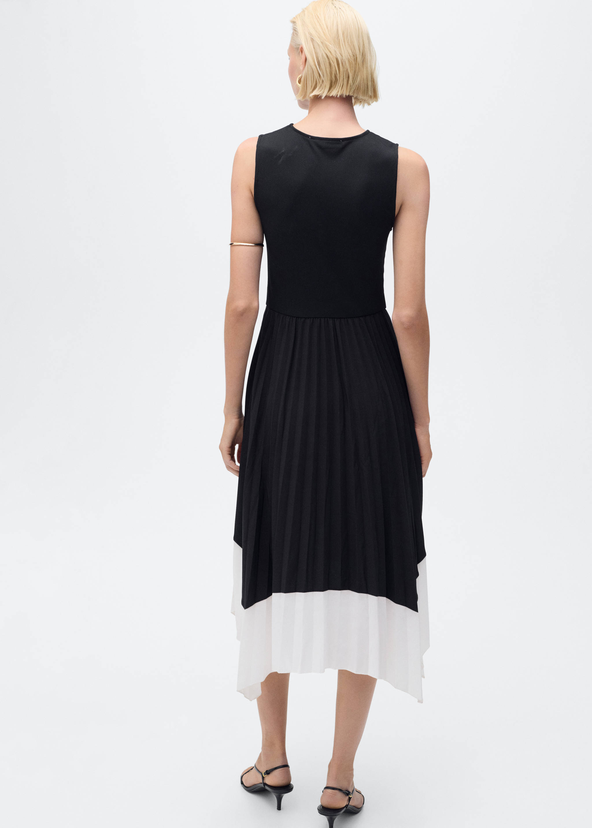 Combined pleated dress - Reverse of the article
