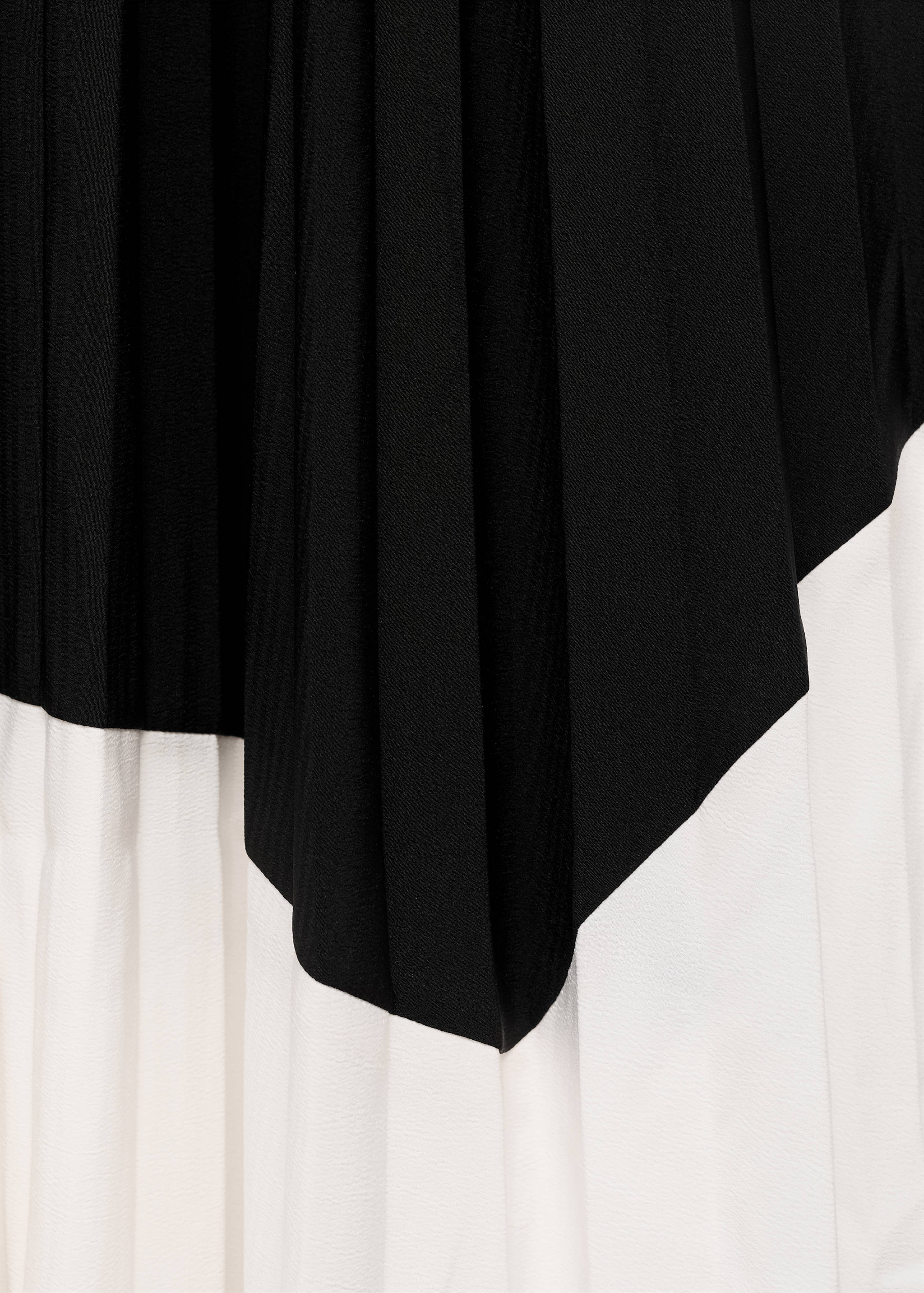 Combined pleated dress - Details of the article 0