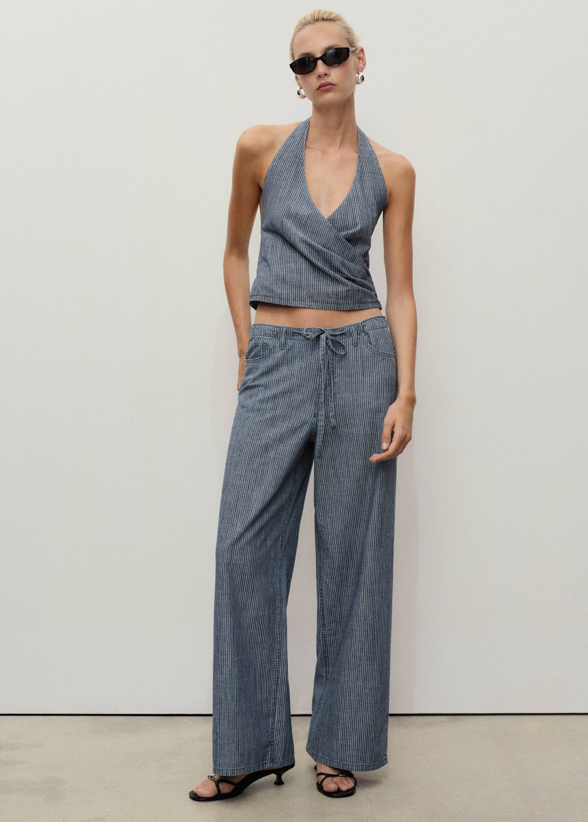 Randig denimtopp med omlott - Allmän bild