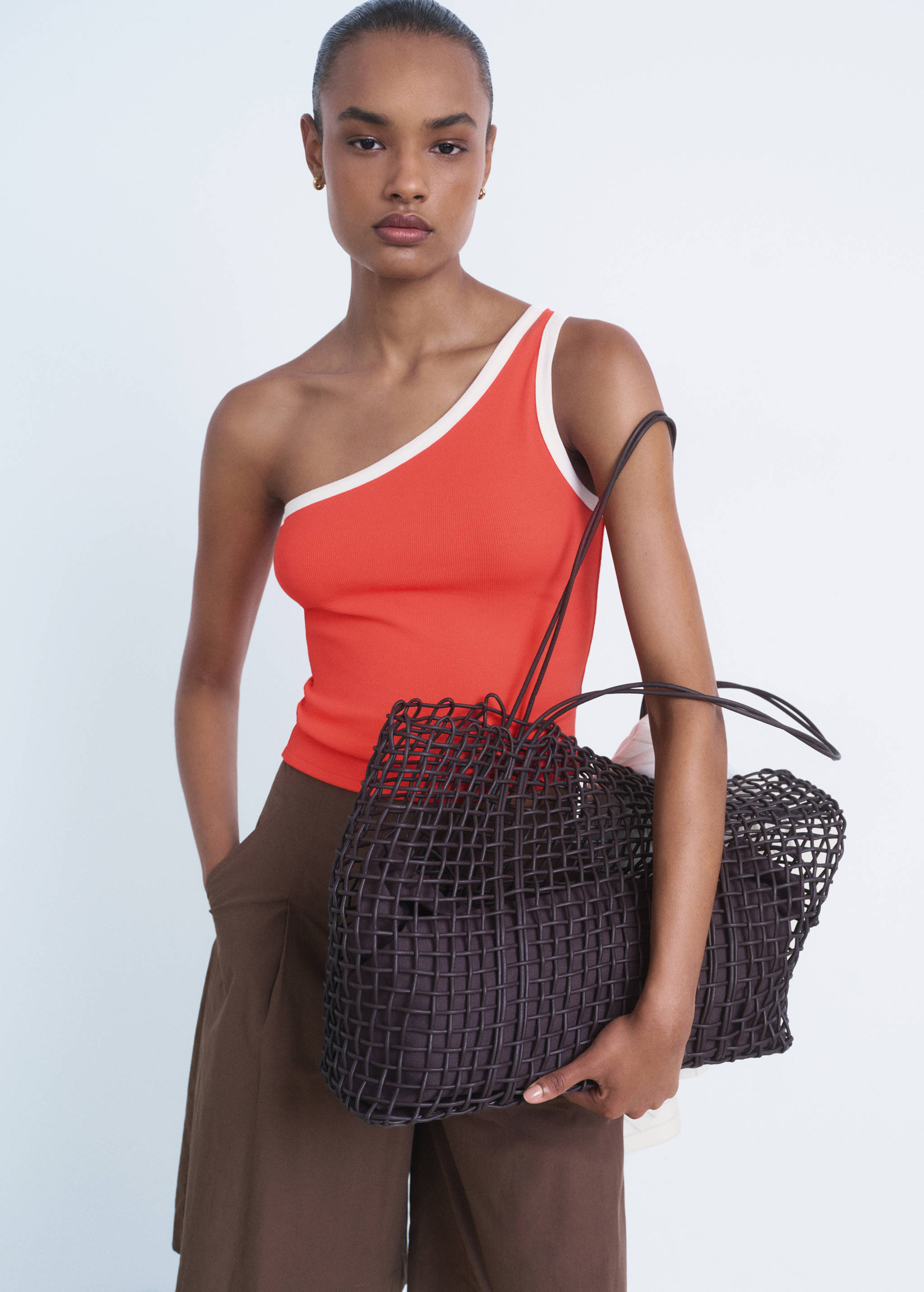 Top asymétrique liseré contrastant - Plan moyen