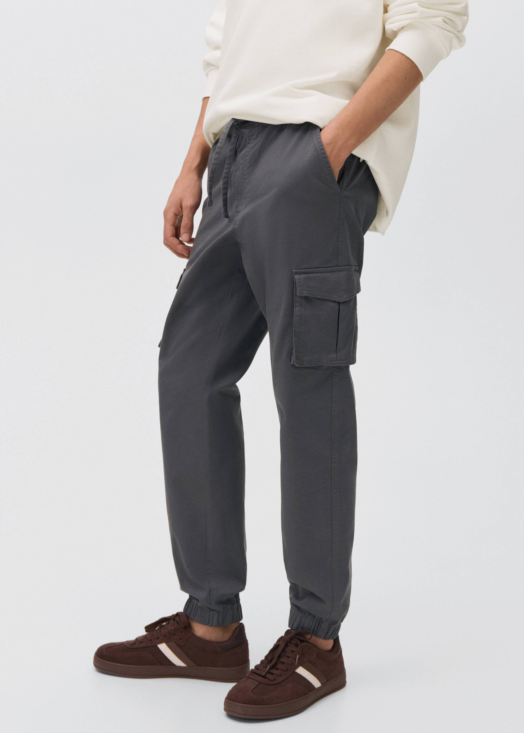 Joggers cargo cordón - Plano medio