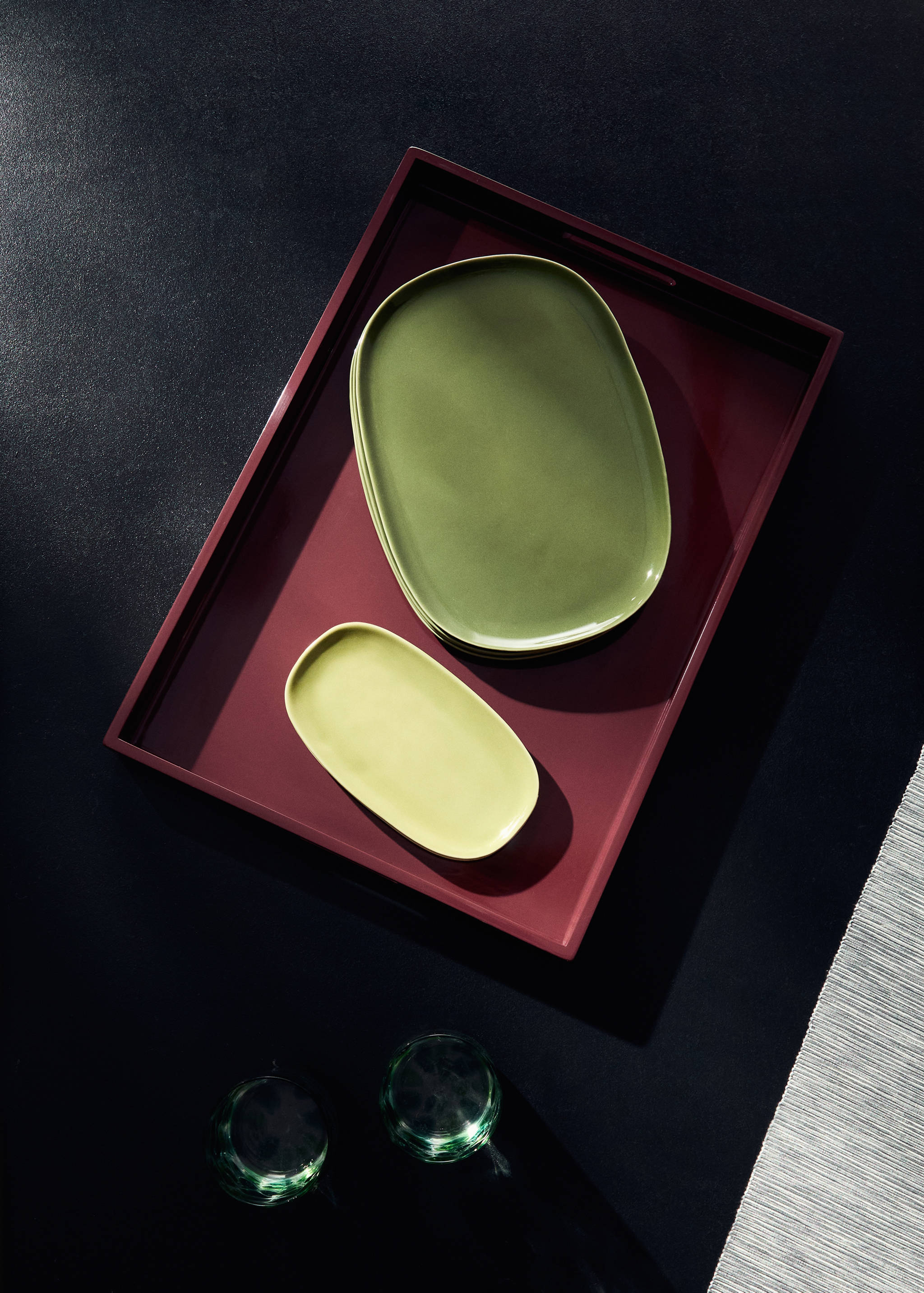 Large lacquered coloured decorative tray - General plane